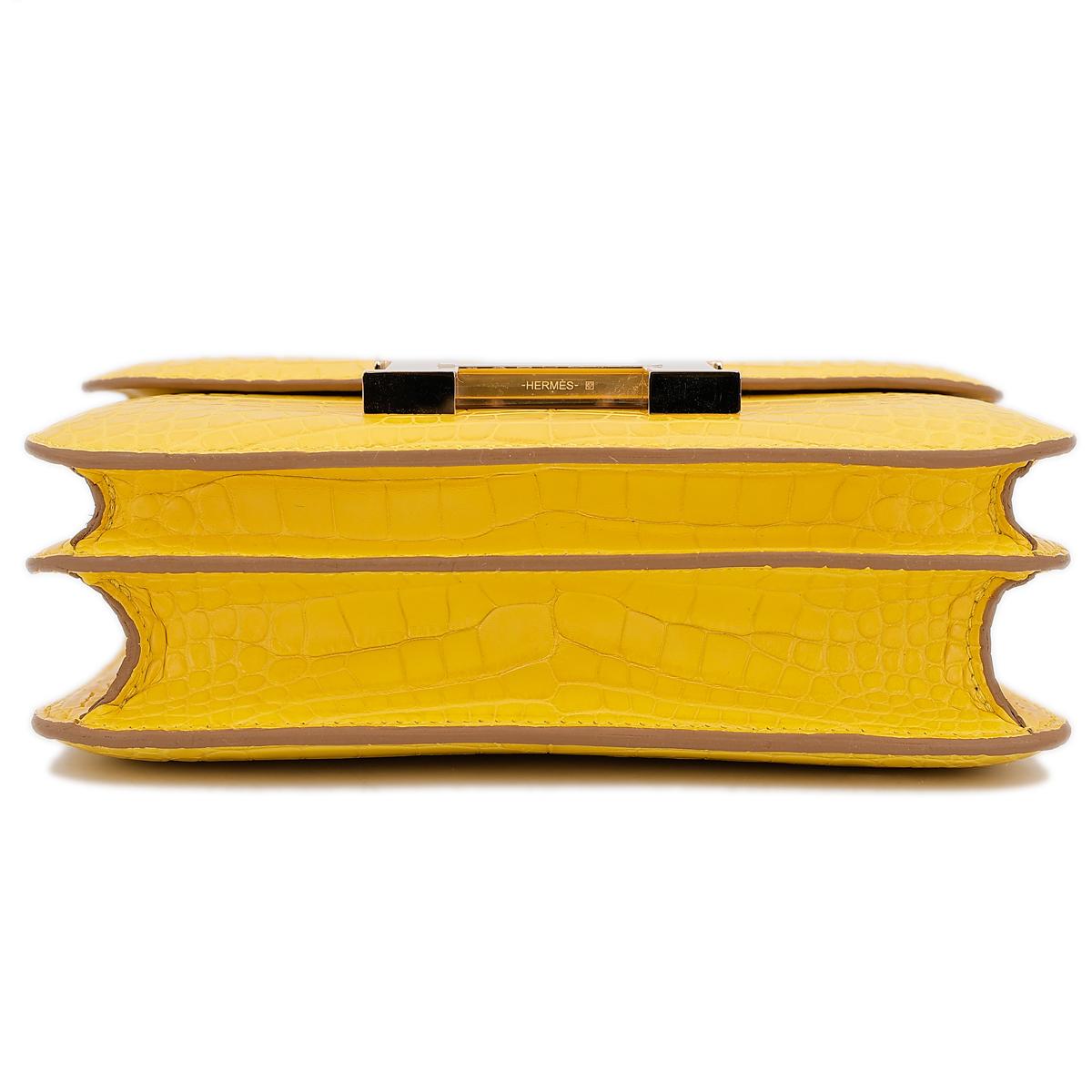 HERMÈS Matte Alligator Constance Mini 19 shoulder bag in Mimosa with Gold hardware  - 7