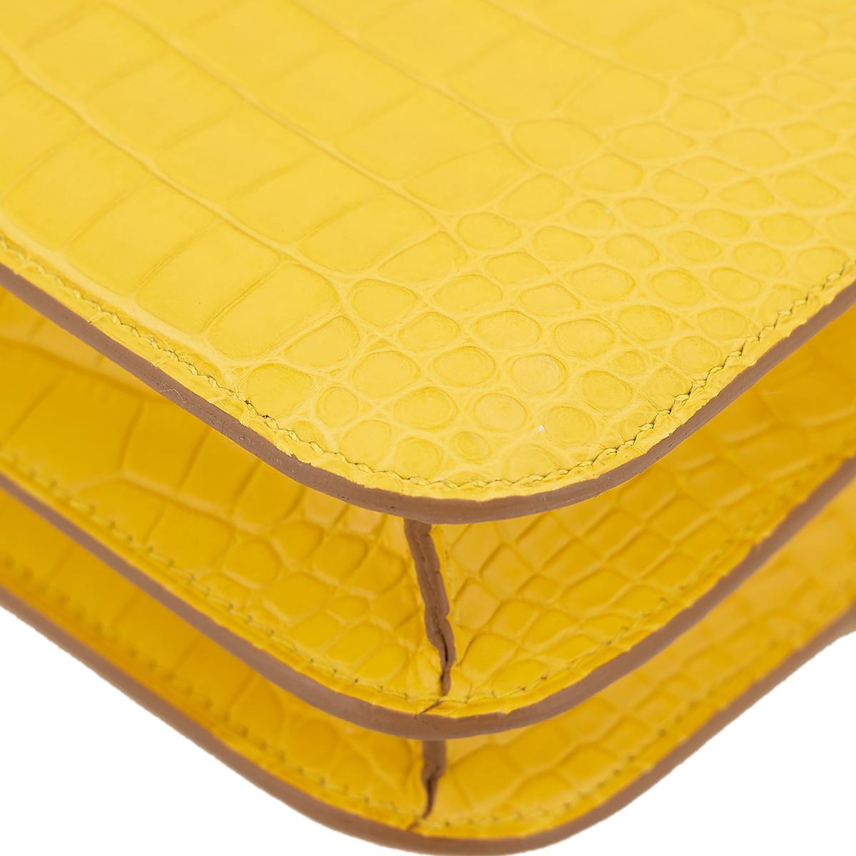 HERMÈS Matte Alligator Constance Mini 19 shoulder bag in Mimosa with Gold hardware  - 10