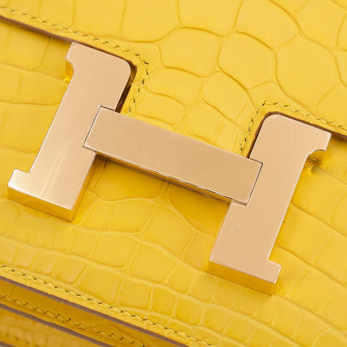 HERMÈS Matte Alligator Constance Mini 19 shoulder bag in Mimosa with Gold hardware  - 12