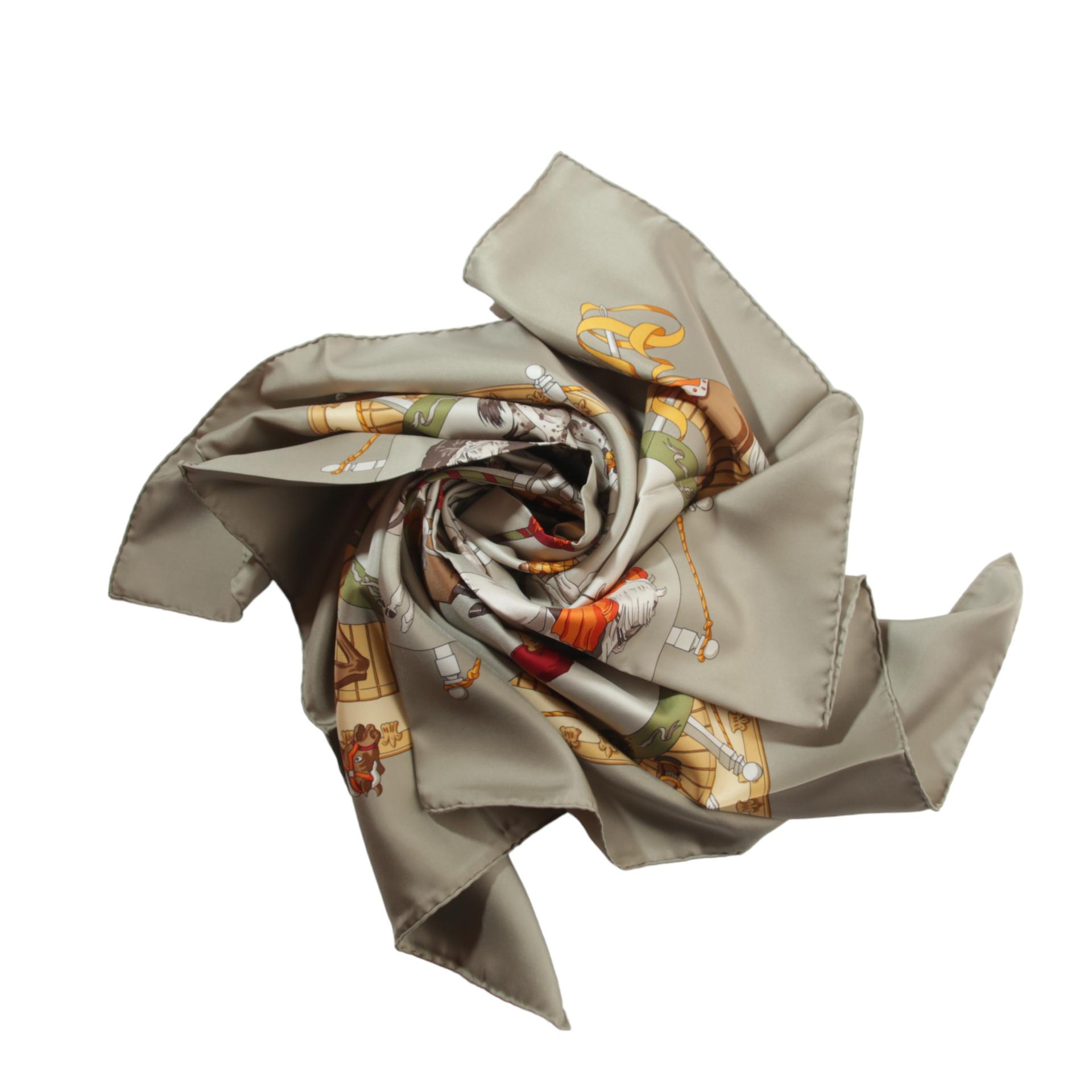 Excellent ( Rank SA ) HERMÈS Carre 90 Musee Vivant du Cheval Chantilly scarf Gray Silk - 2