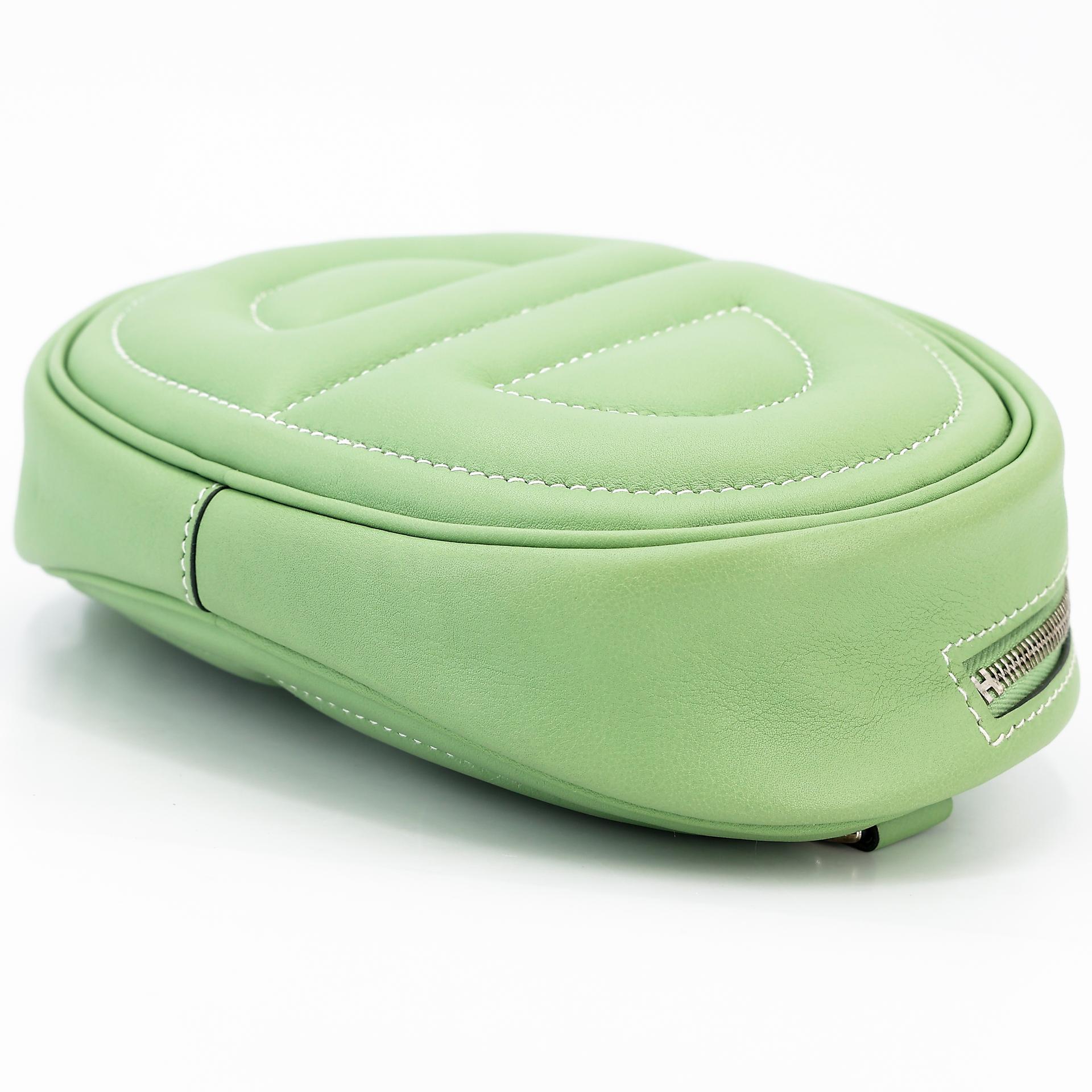 Very Good ( Rank A) HERMÈS In-The-Loop belt bag Verso Bamboo (1K) Vert Criquet (3I) Swift Palladium hardware Y (2020) - 4