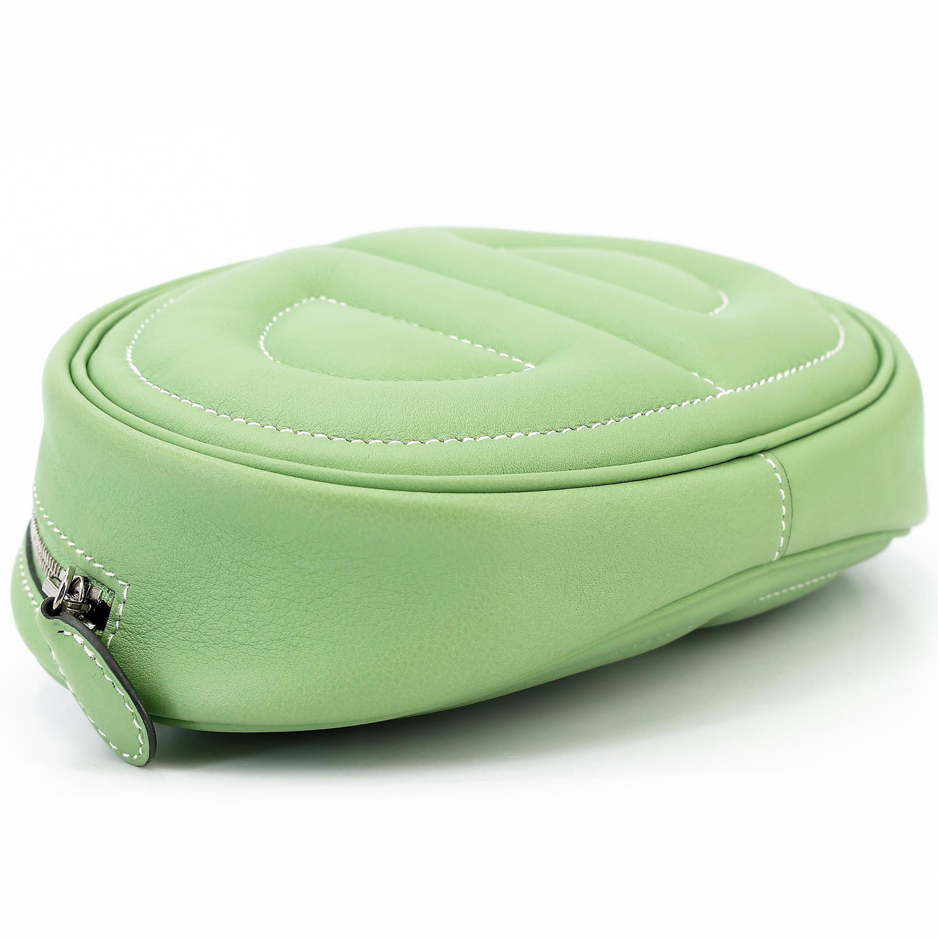 Very Good ( Rank A) HERMÈS In-The-Loop belt bag Verso Bamboo (1K) Vert Criquet (3I) Swift Palladium hardware Y (2020) - 3