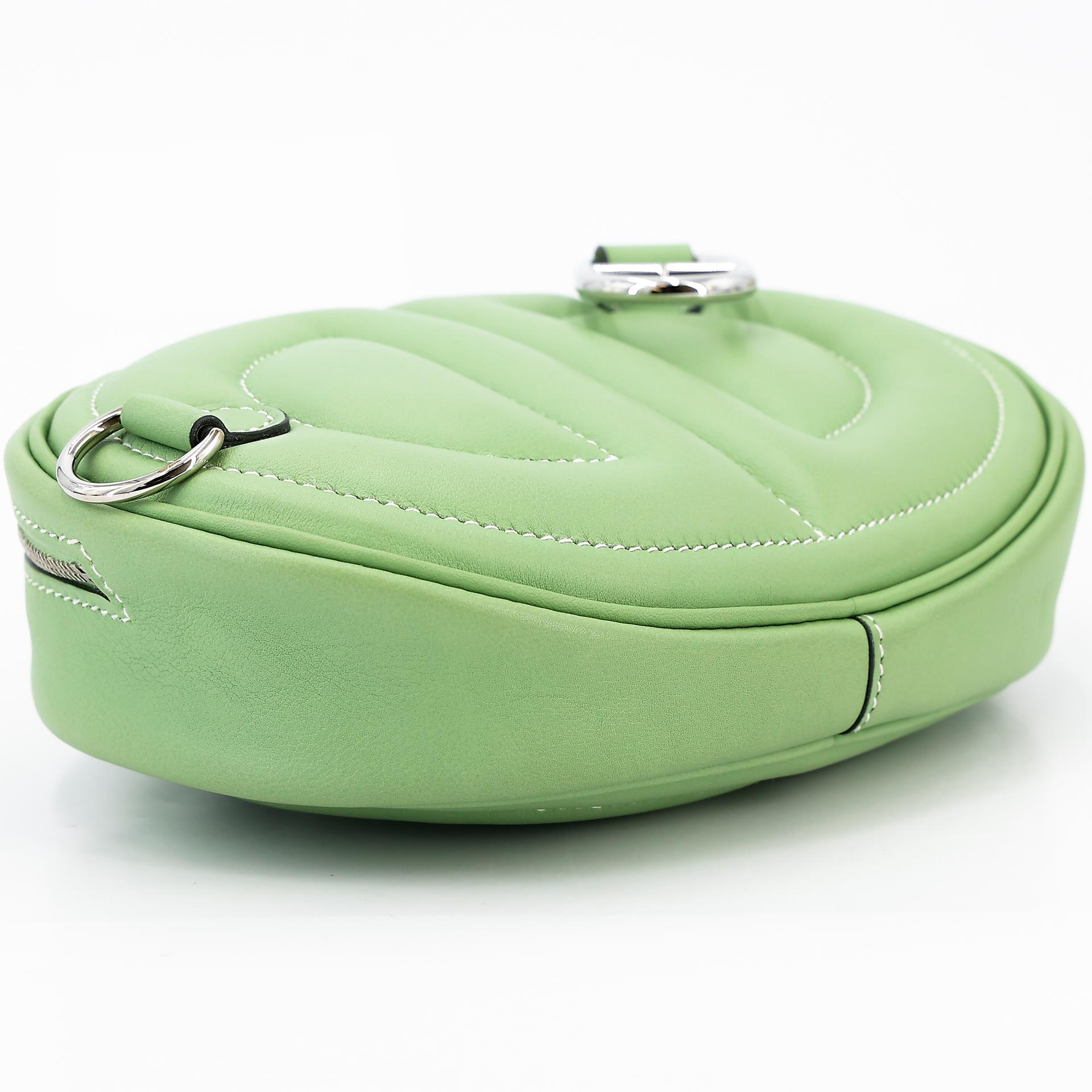 Very Good ( Rank A) HERMÈS In-The-Loop belt bag Verso Bamboo (1K) Vert Criquet (3I) Swift Palladium hardware Y (2020) - 6