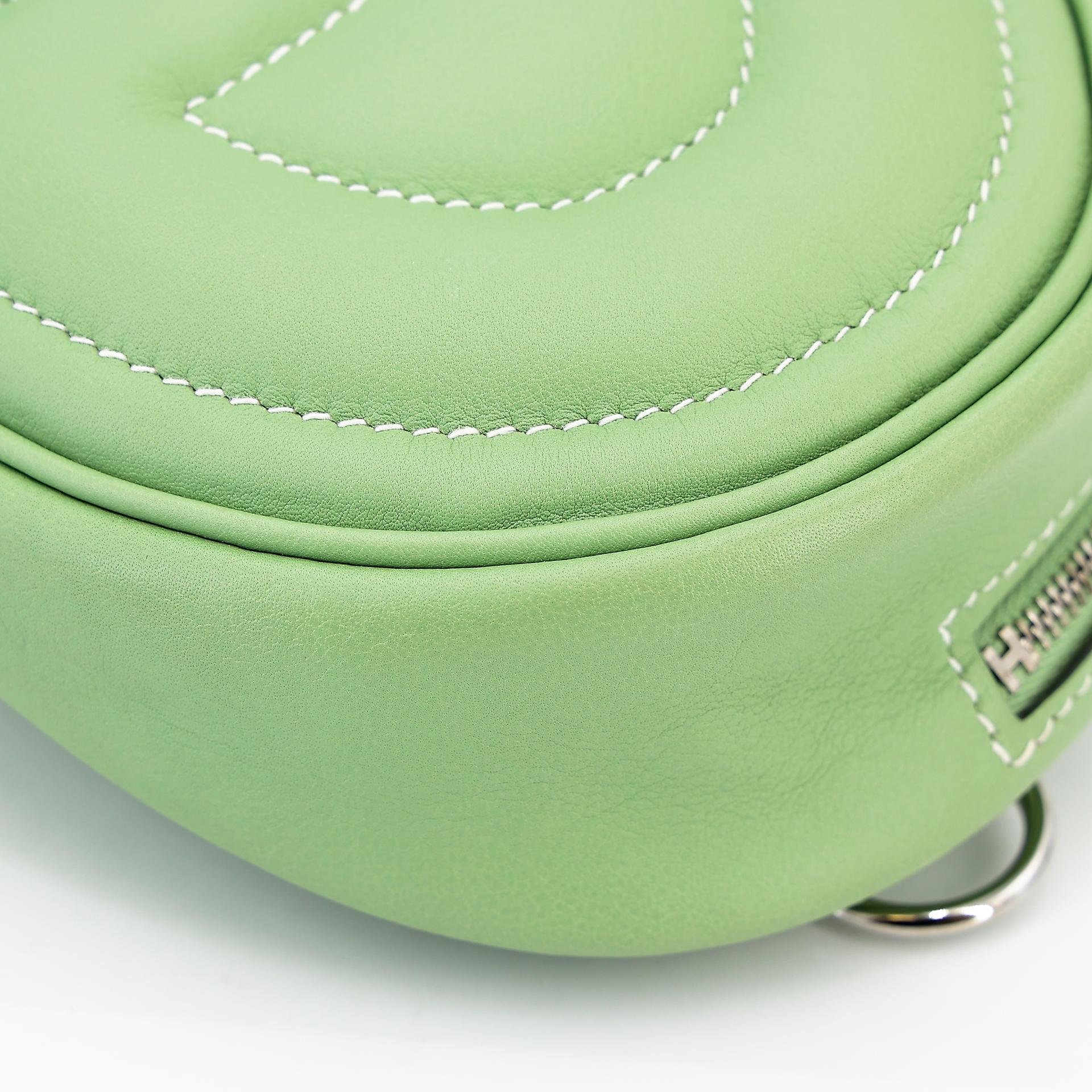 Very Good ( Rank A) HERMÈS In-The-Loop belt bag Verso Bamboo (1K) Vert Criquet (3I) Swift Palladium hardware Y (2020) - 10