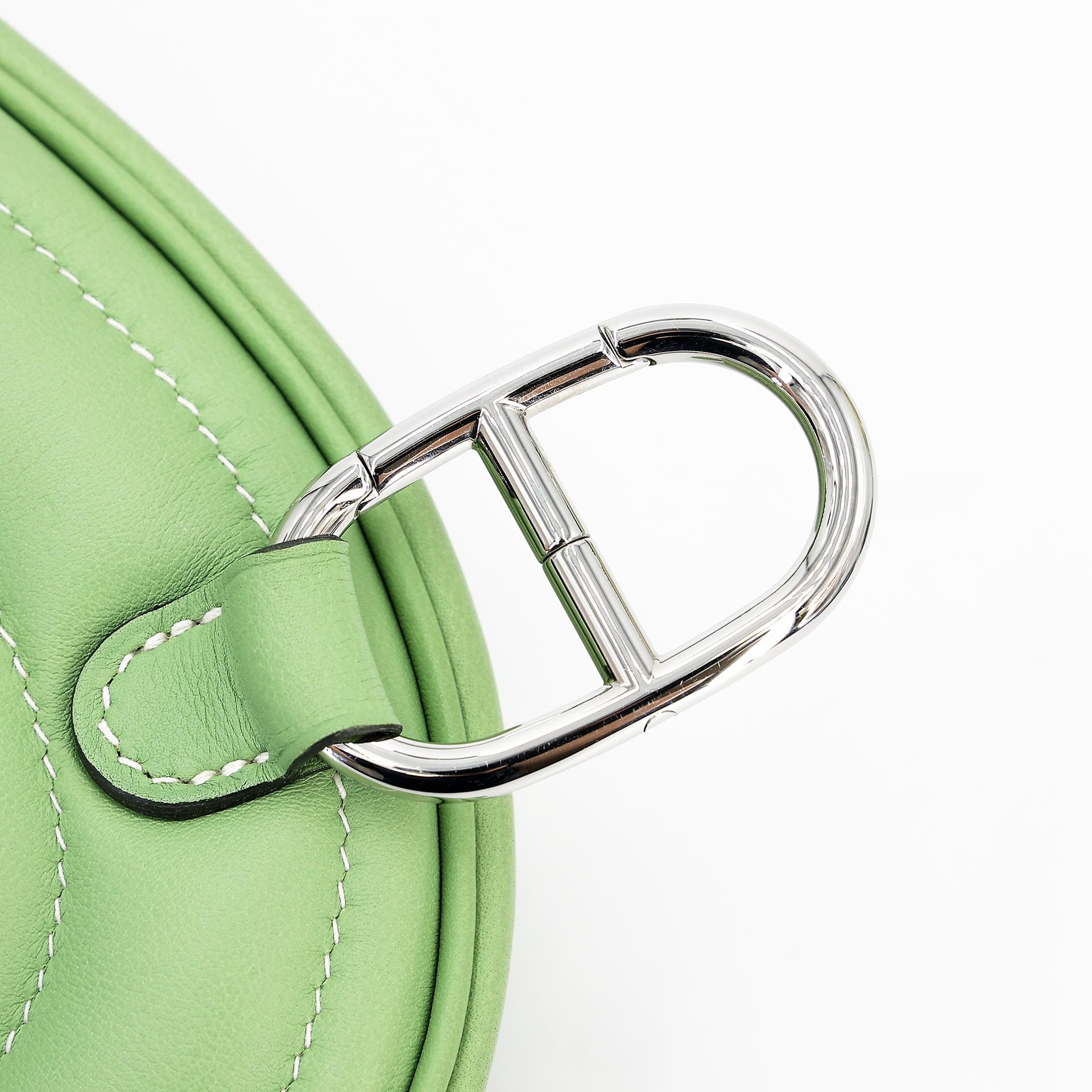 Very Good ( Rank A) HERMÈS In-The-Loop belt bag Verso Bamboo (1K) Vert Criquet (3I) Swift Palladium hardware Y (2020) - 12
