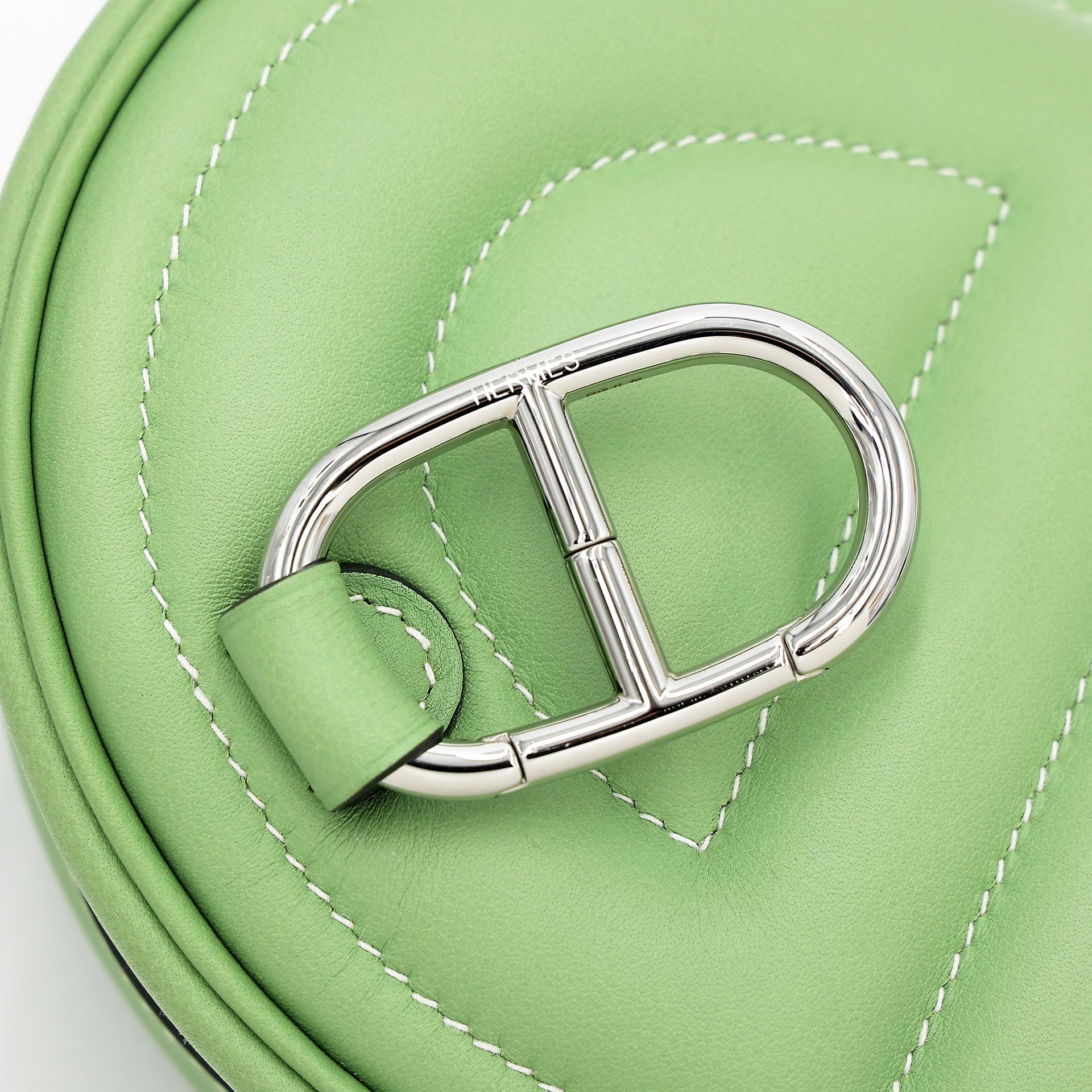 Very Good ( Rank A) HERMÈS In-The-Loop belt bag Verso Bamboo (1K) Vert Criquet (3I) Swift Palladium hardware Y (2020) - 17