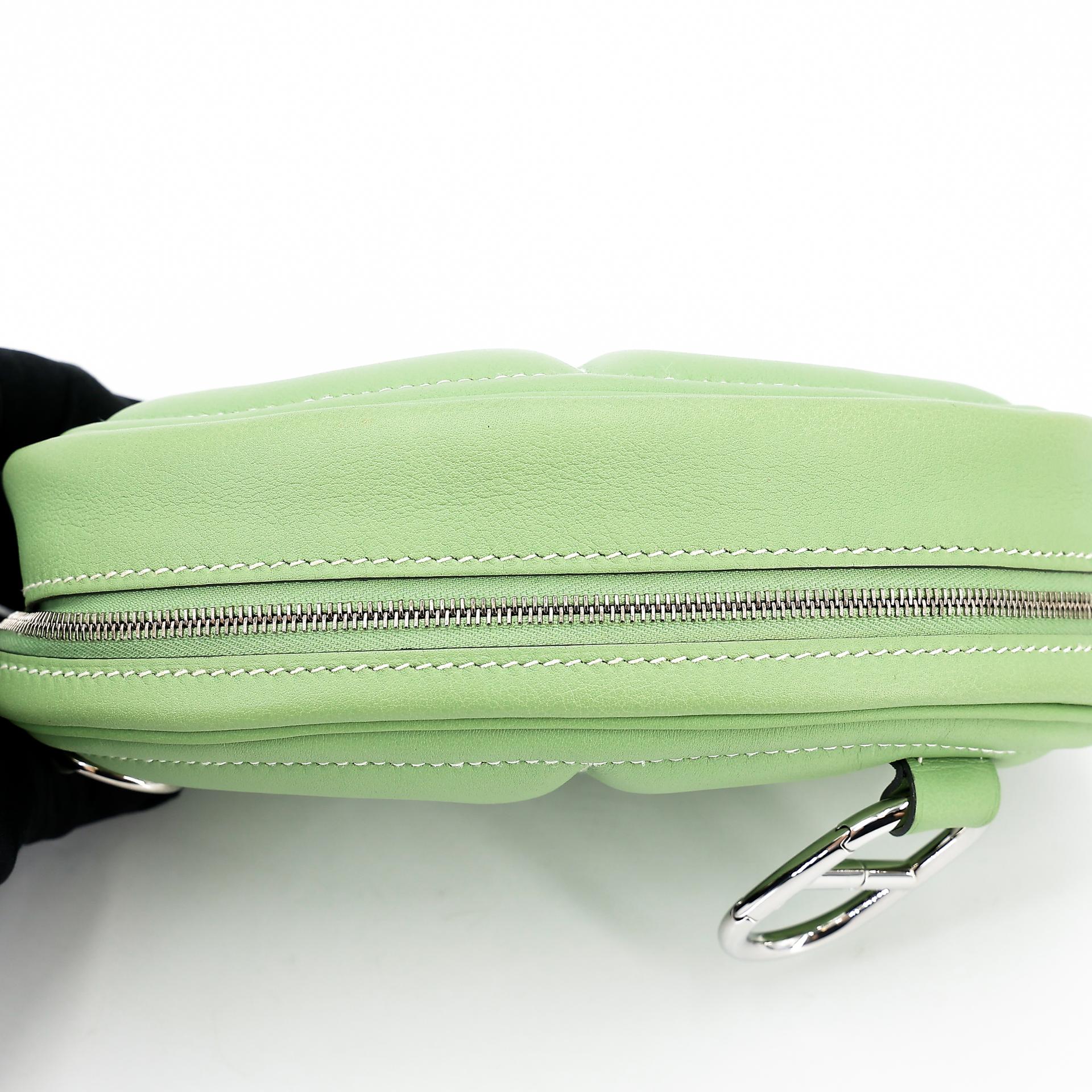 Very Good ( Rank A) HERMÈS In-The-Loop belt bag Verso Bamboo (1K) Vert Criquet (3I) Swift Palladium hardware Y (2020) - 14
