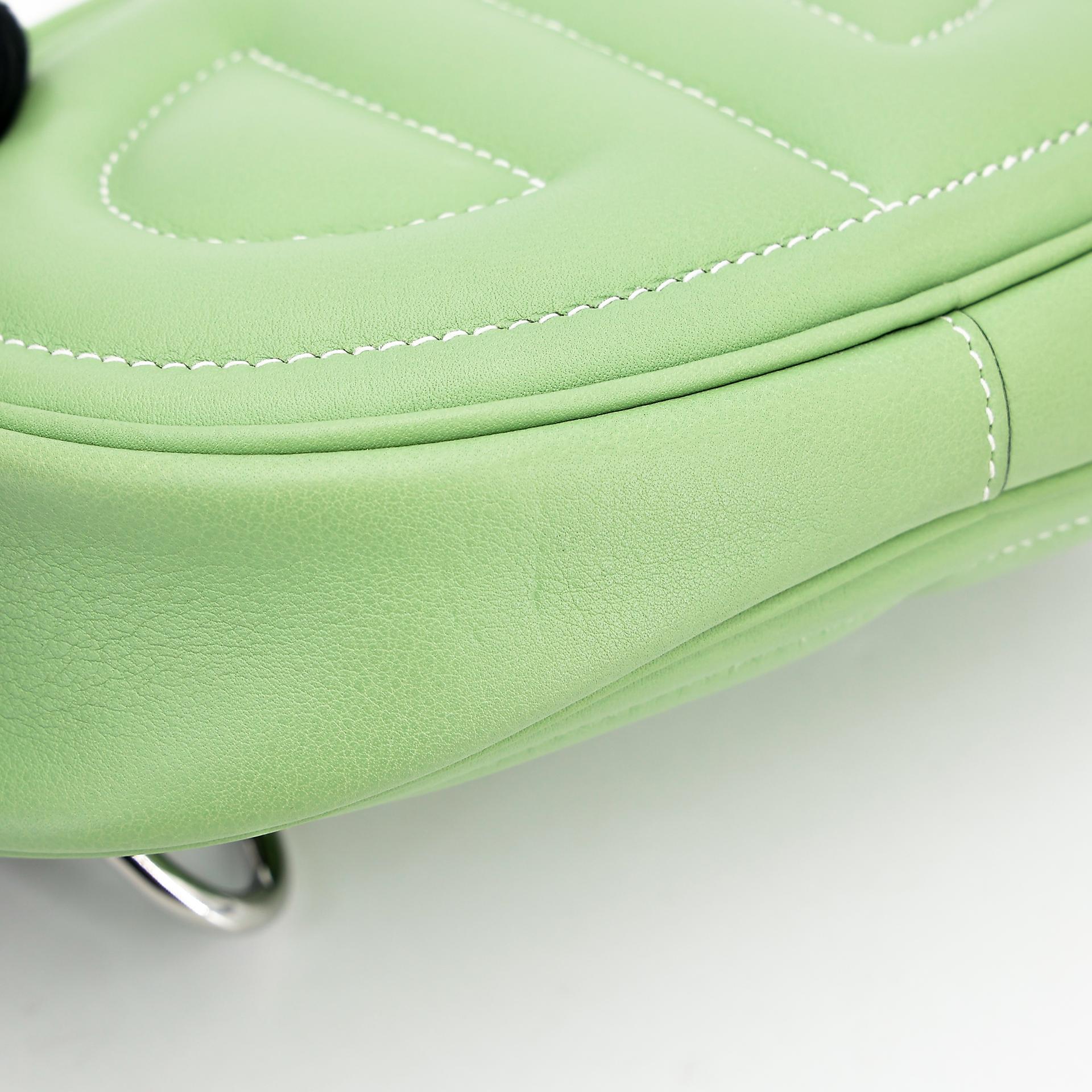 Very Good ( Rank A) HERMÈS In-The-Loop belt bag Verso Bamboo (1K) Vert Criquet (3I) Swift Palladium hardware Y (2020) - 11