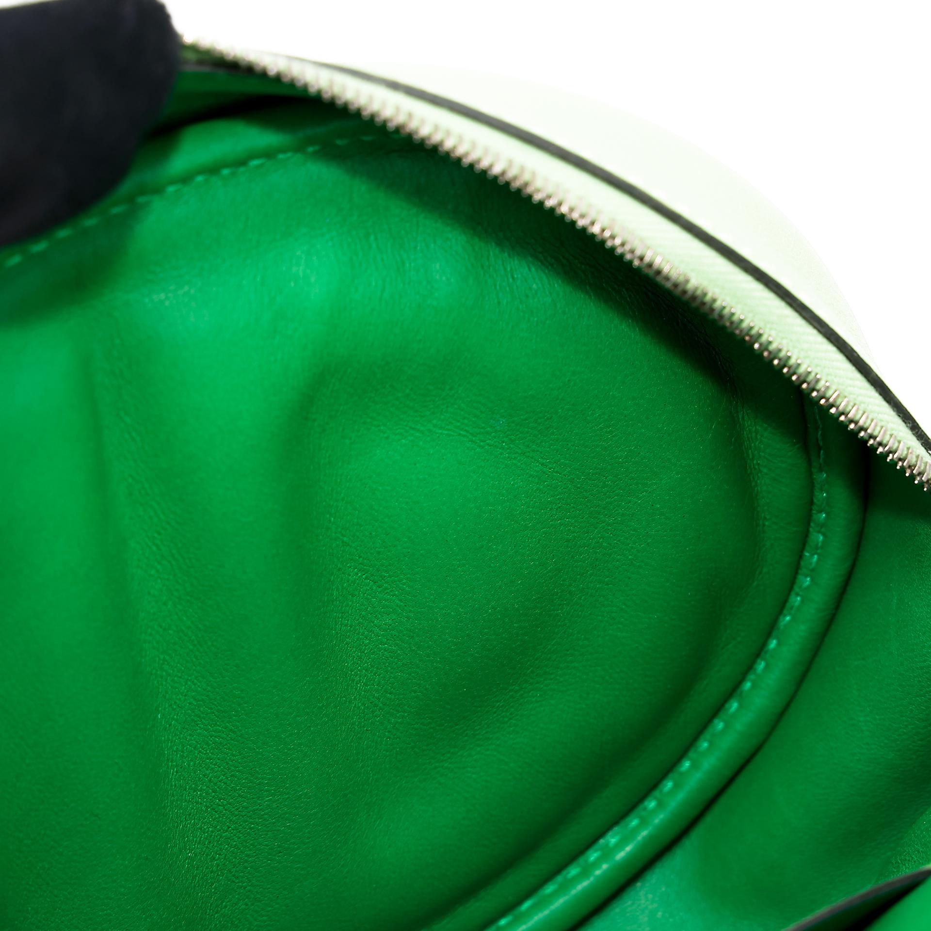 Very Good ( Rank A) HERMÈS In-The-Loop belt bag Verso Bamboo (1K) Vert Criquet (3I) Swift Palladium hardware Y (2020) - 21