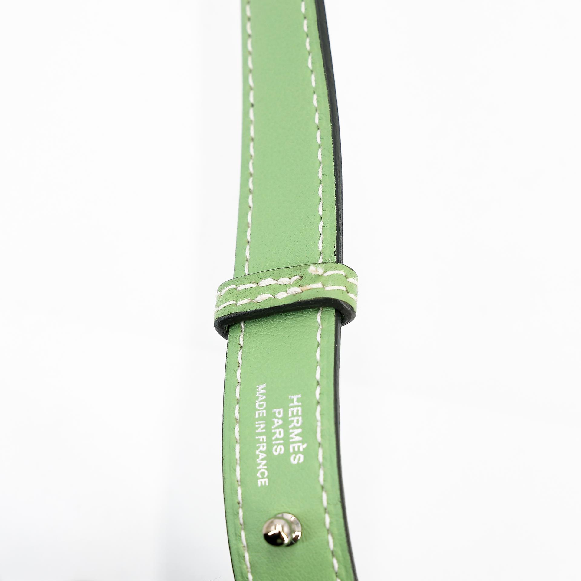 Very Good ( Rank A) HERMÈS In-The-Loop belt bag Verso Bamboo (1K) Vert Criquet (3I) Swift Palladium hardware Y (2020) - 26
