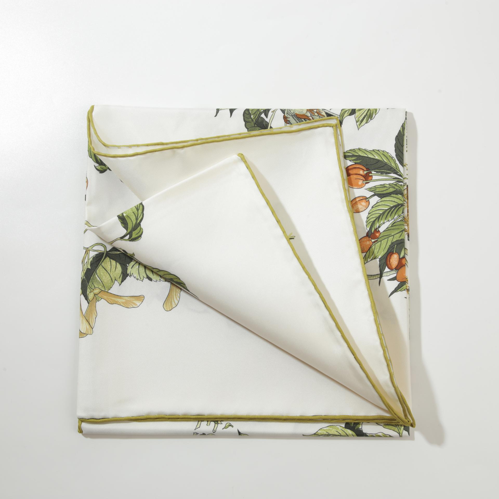 Excellent ( Rank SA ) HERMÈS Carre 90  AU COEUR DES BOIS scarf Green White Silk - 2