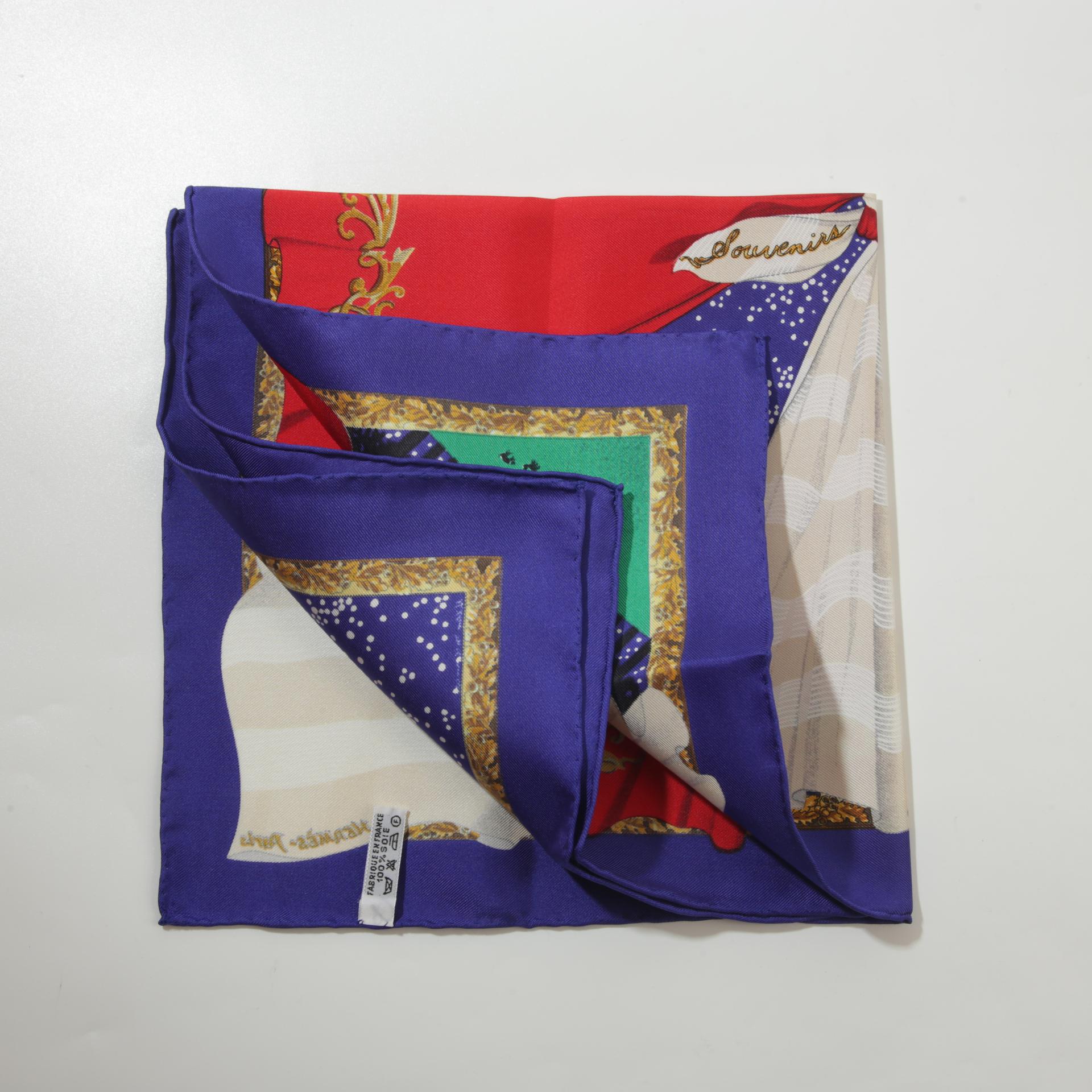 Excellent ( Rank SA ) HERMÈS Petit Carre Souvenirs de Paris scarf Purple Silk - 2