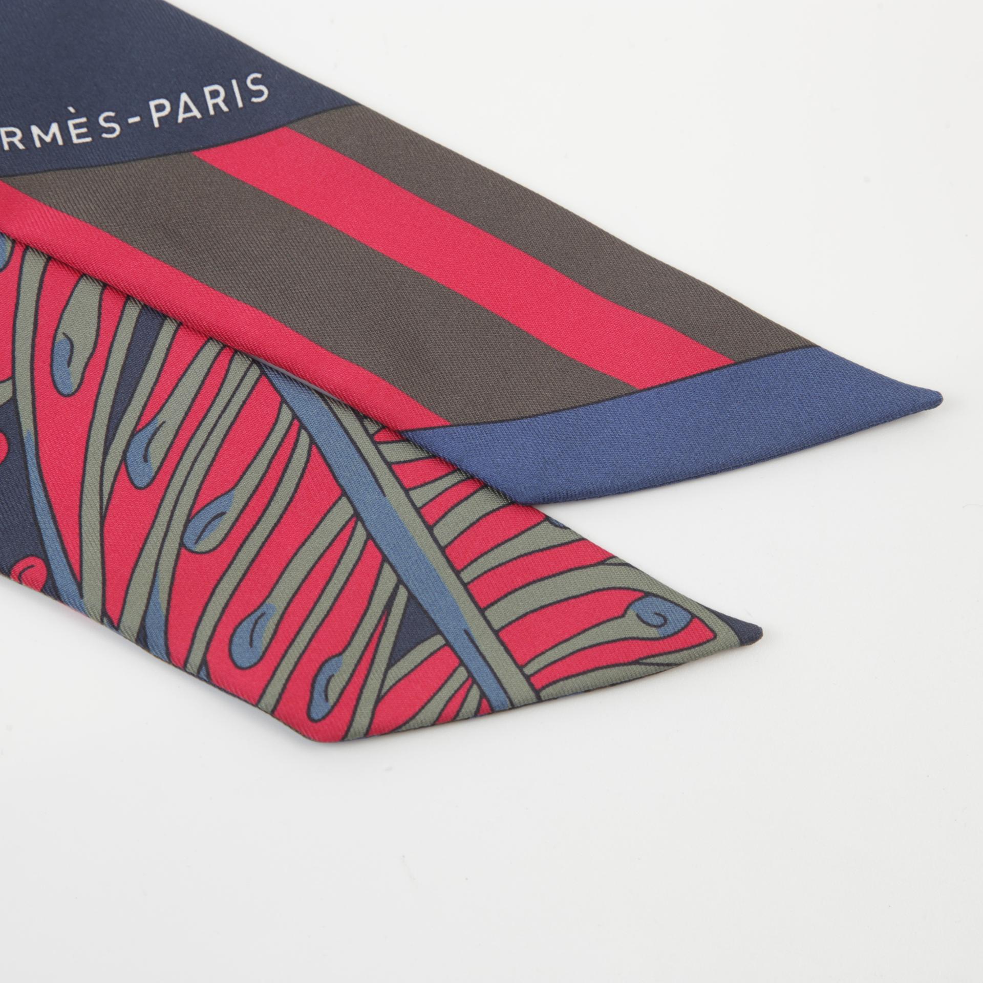 Excellent ( Rank SA ) HERMÈS Twilly LE JARDIN DE LA MAHARANI Navy Red Silk - 3