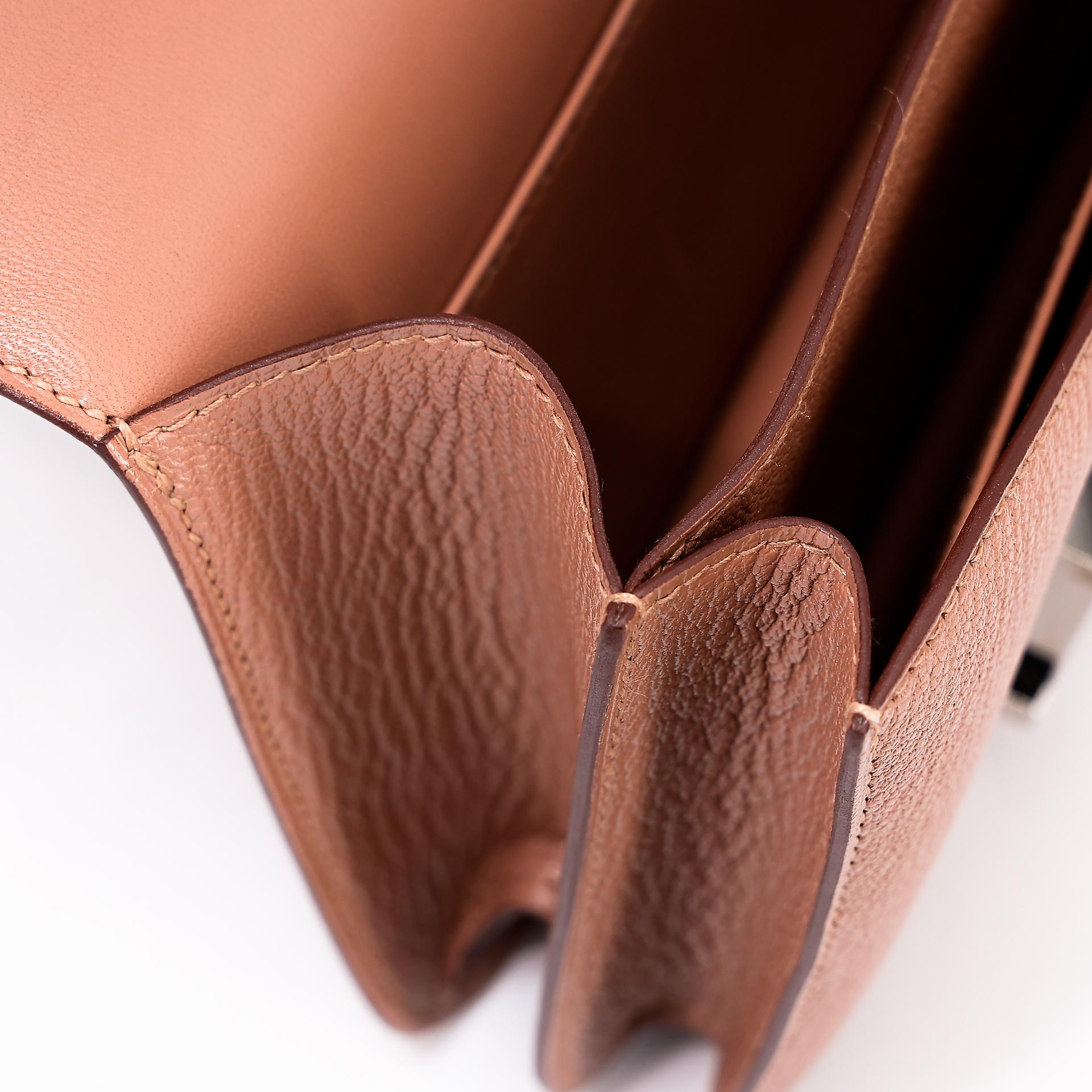 Very Good ( Rank A) HERMÈS Constance Mini Quebracho (2J) Chevre Palladium hardware Y (2020) - 27