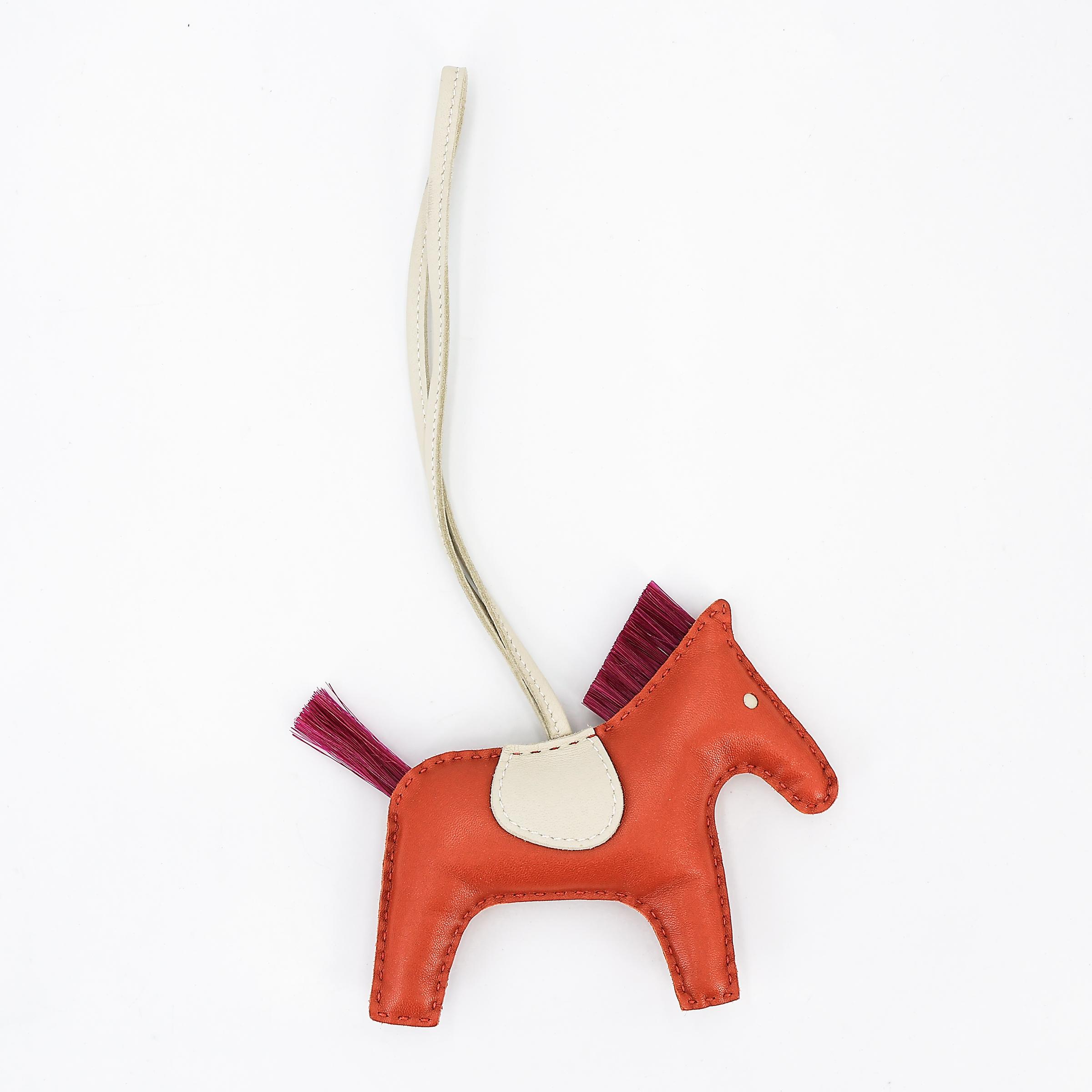 Excellent ( Rank SA ) HERMÈS Rodeo MM Carnelian Craie (10) Magnolia (9I) Agneau B (2023) - 4