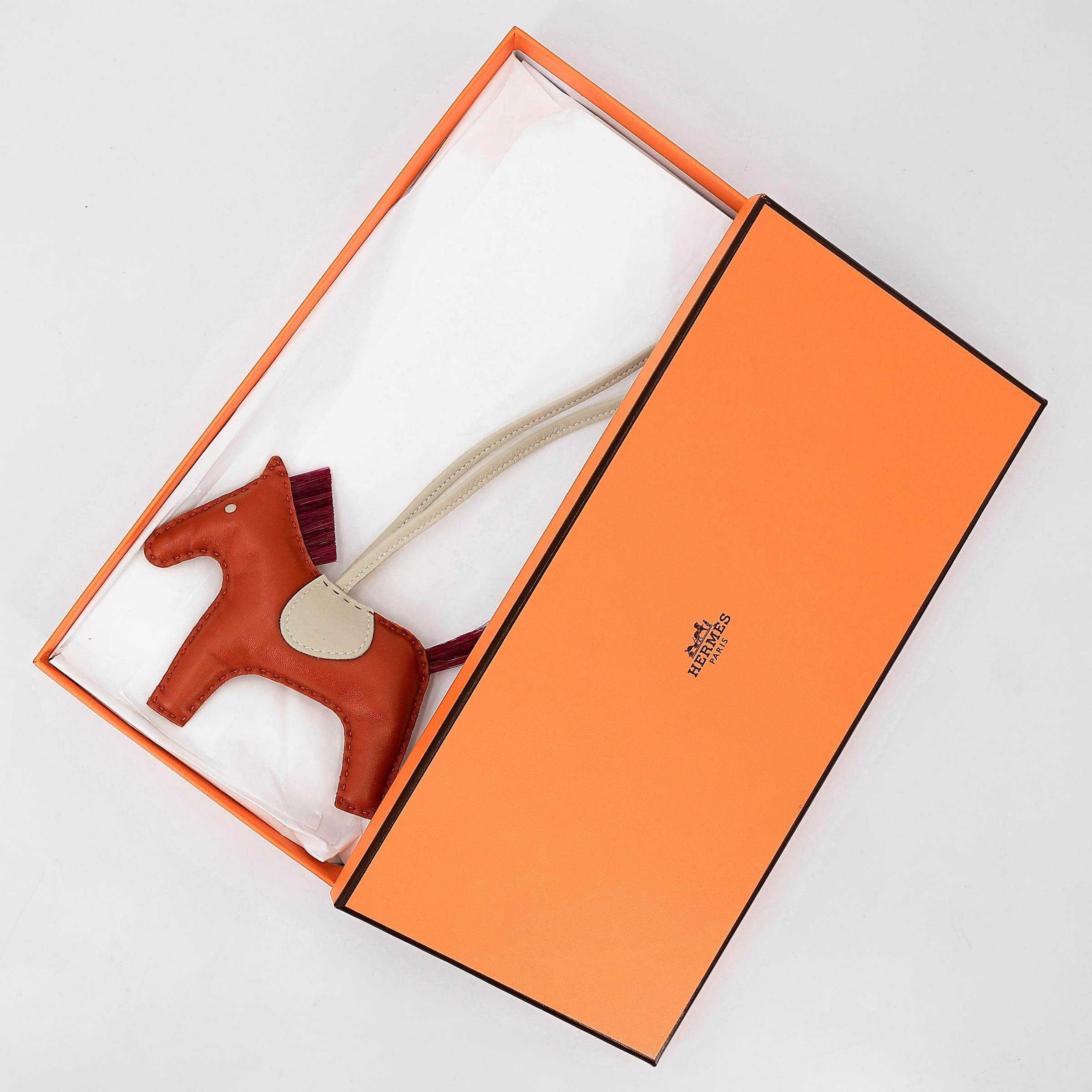 Excellent ( Rank SA ) HERMÈS Rodeo MM Carnelian Craie (10) Magnolia (9I) Agneau B (2023) - 7