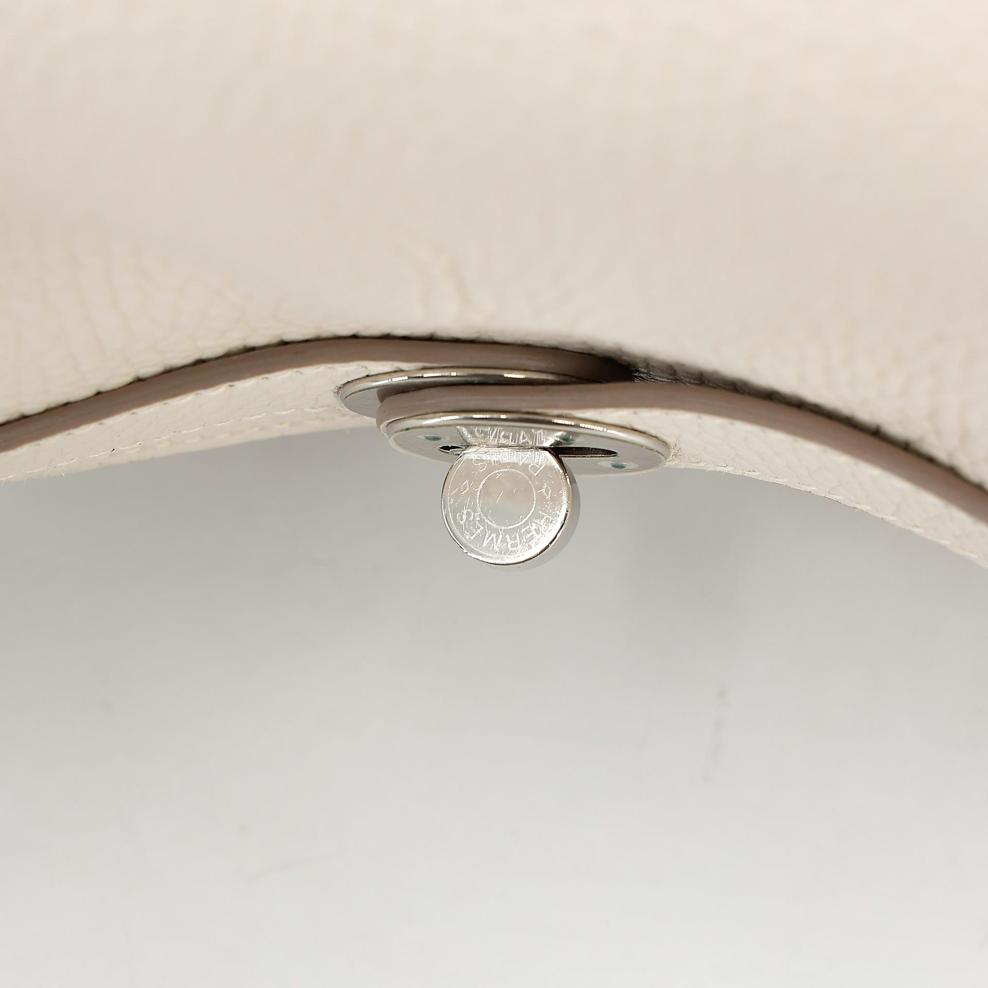 Very Good ( Rank A) HERMÈS Lindy 26 Craie (10) Clemence Palladium hardware X (2016) - 13