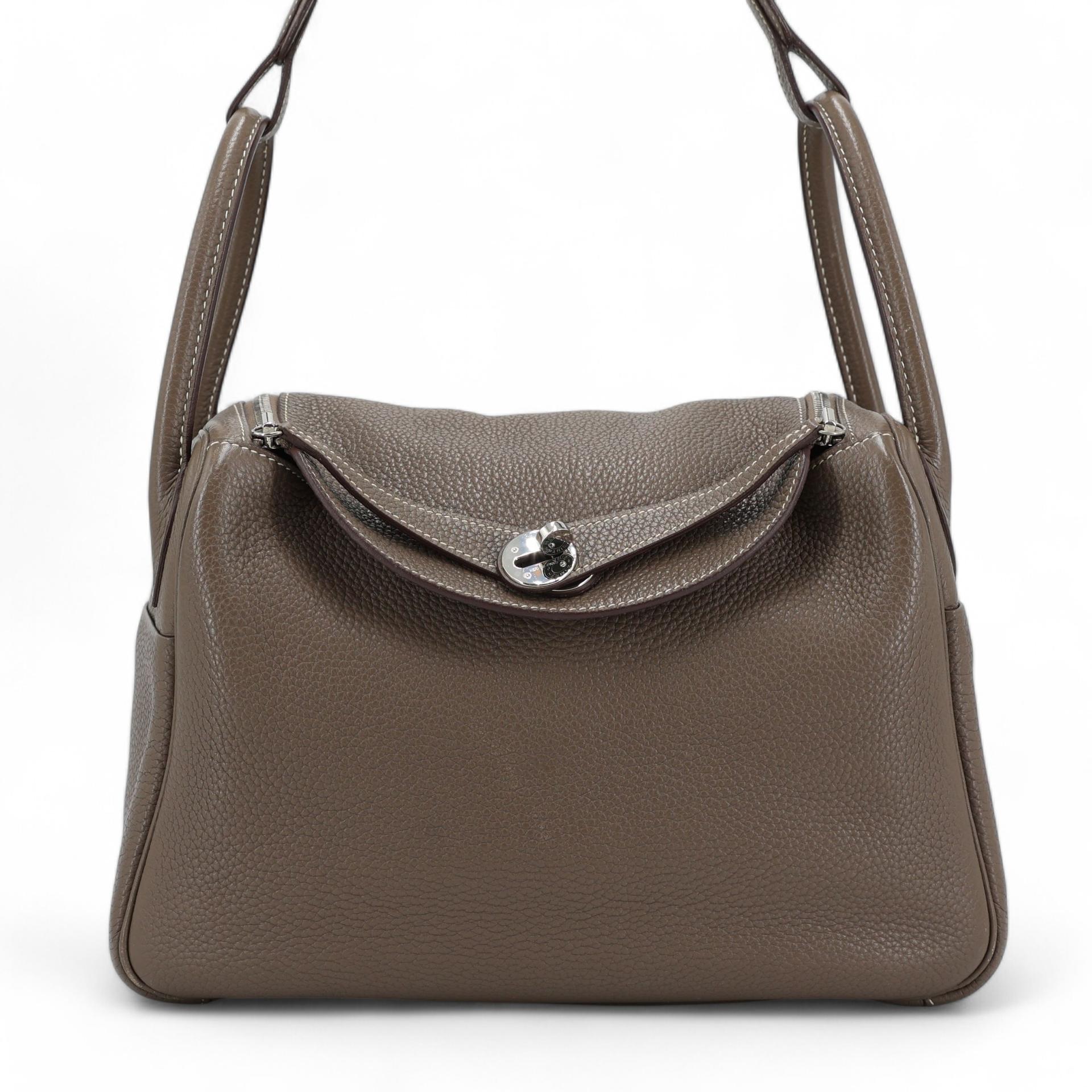 Good ( Rank AB) HERMÈS Lindy 30 Etoupe (18) Clemence Palladium hardware Square Q (2013) - 1