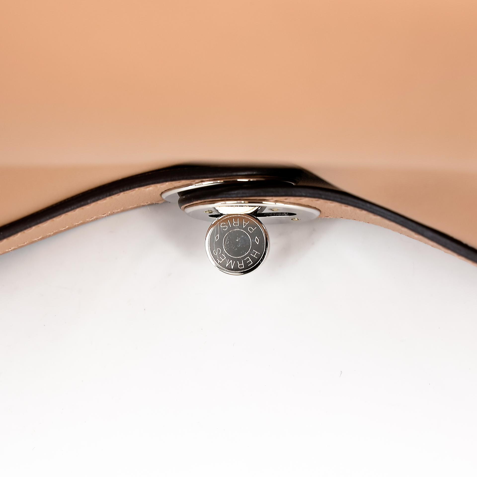 Very Good ( Rank A) HERMÈS Lindy 26 Verso Chai (0M) Mauve Sylvestre (X9) Swift Palladium hardware U (2022) - 14