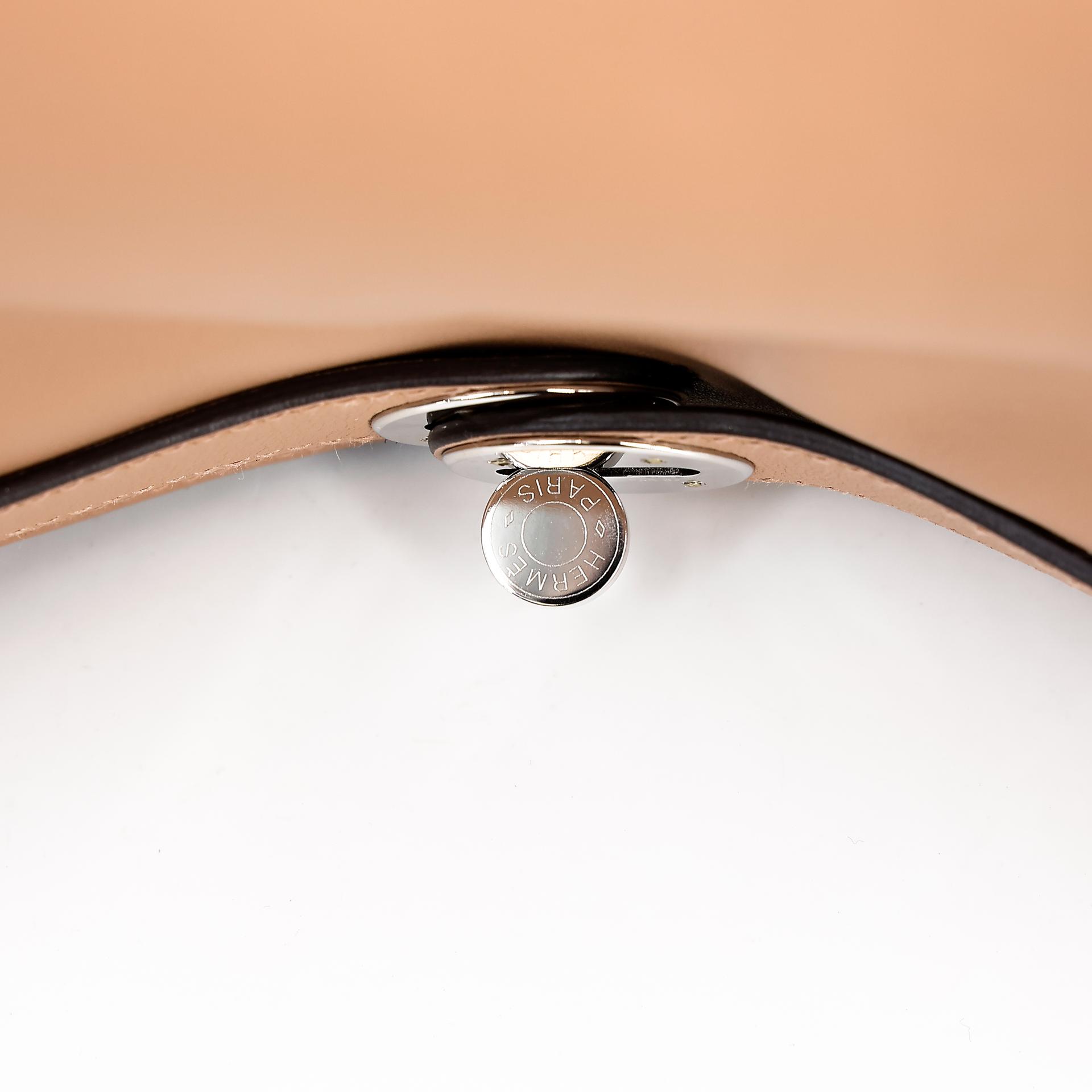 Very Good ( Rank A) HERMÈS Lindy 26 Verso Chai (0M) Mauve Sylvestre (X9) Swift Palladium hardware U (2022) - 15