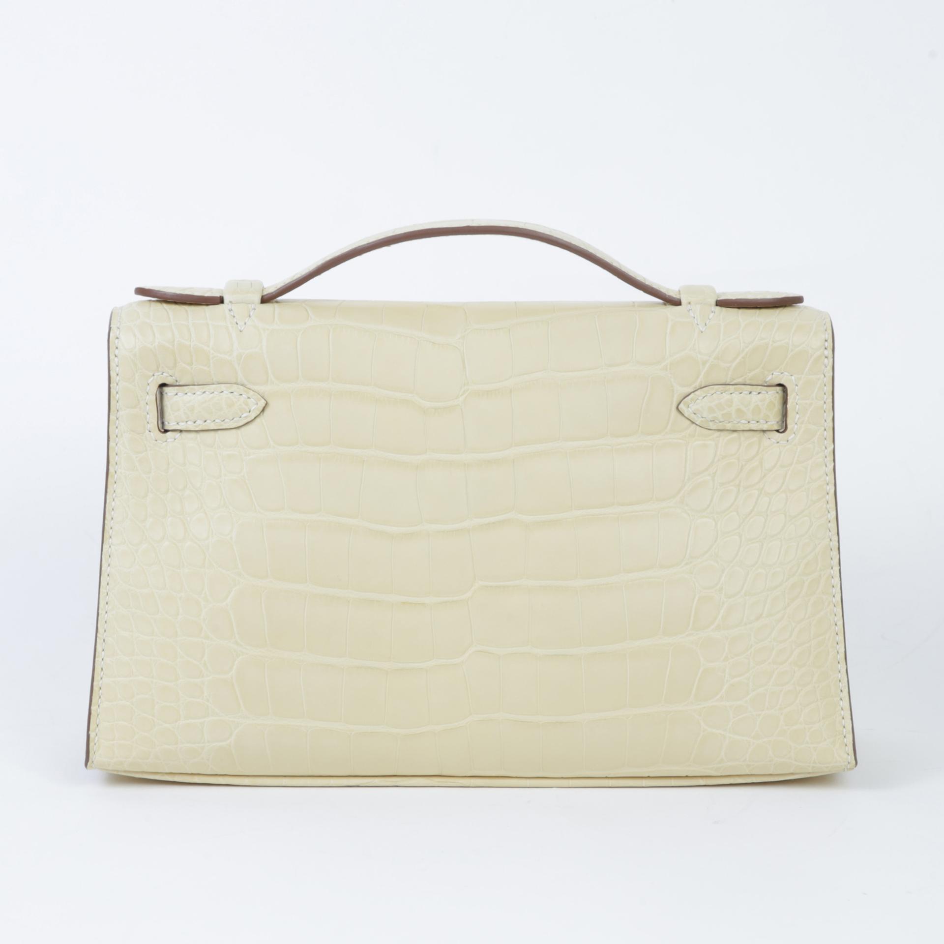 全新 HERMÈS 爱马仕 Kelly Pochette Y1 香草色 Vanille □ 短吻鳄 雾面 银扣 W刻 2024年 - 2