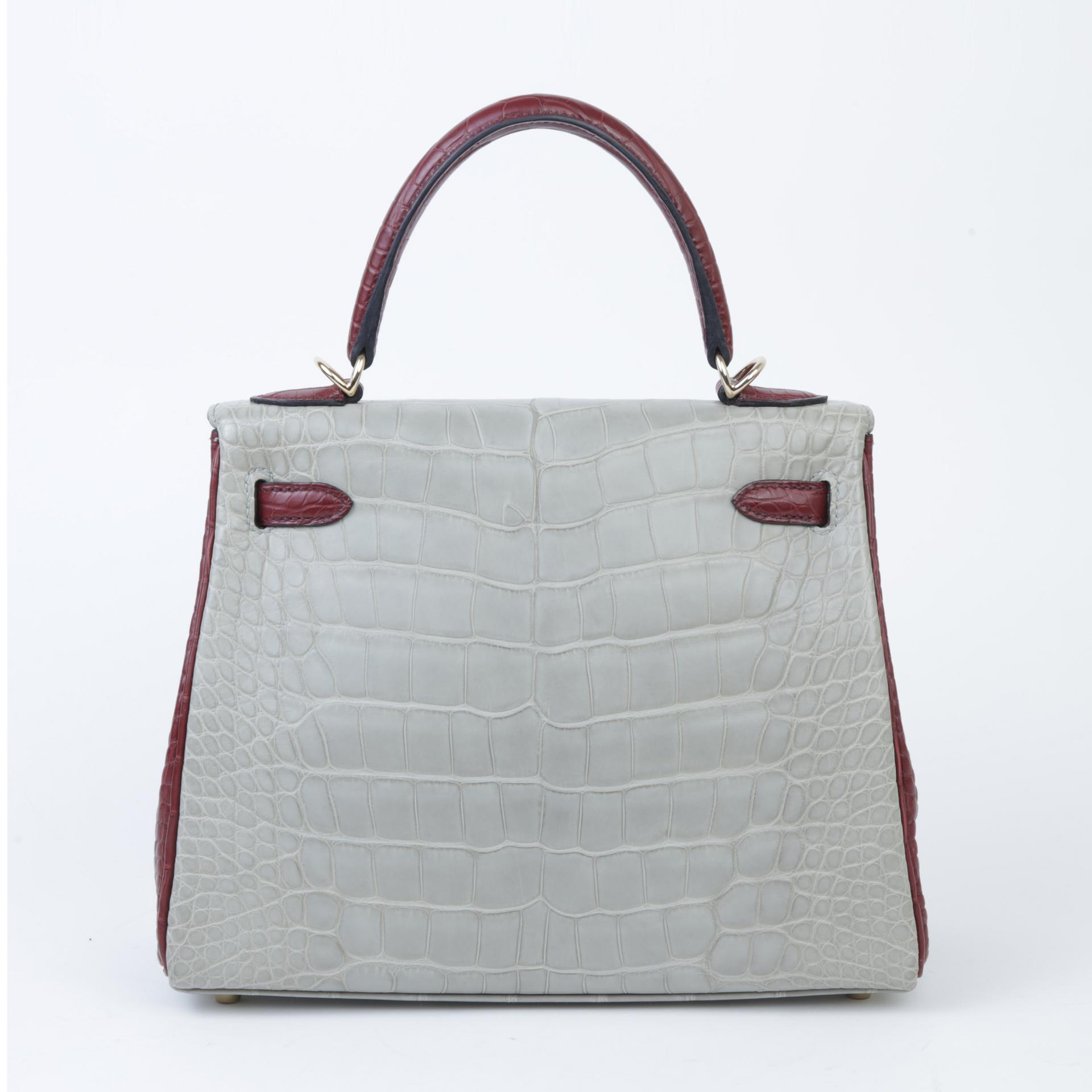Excellent ( Rank SA ) HERMÈS Kelly 25 Gris Perle (80) Rouge H (55) Matte Alligator Permabrass hardware D (2019) - 2
