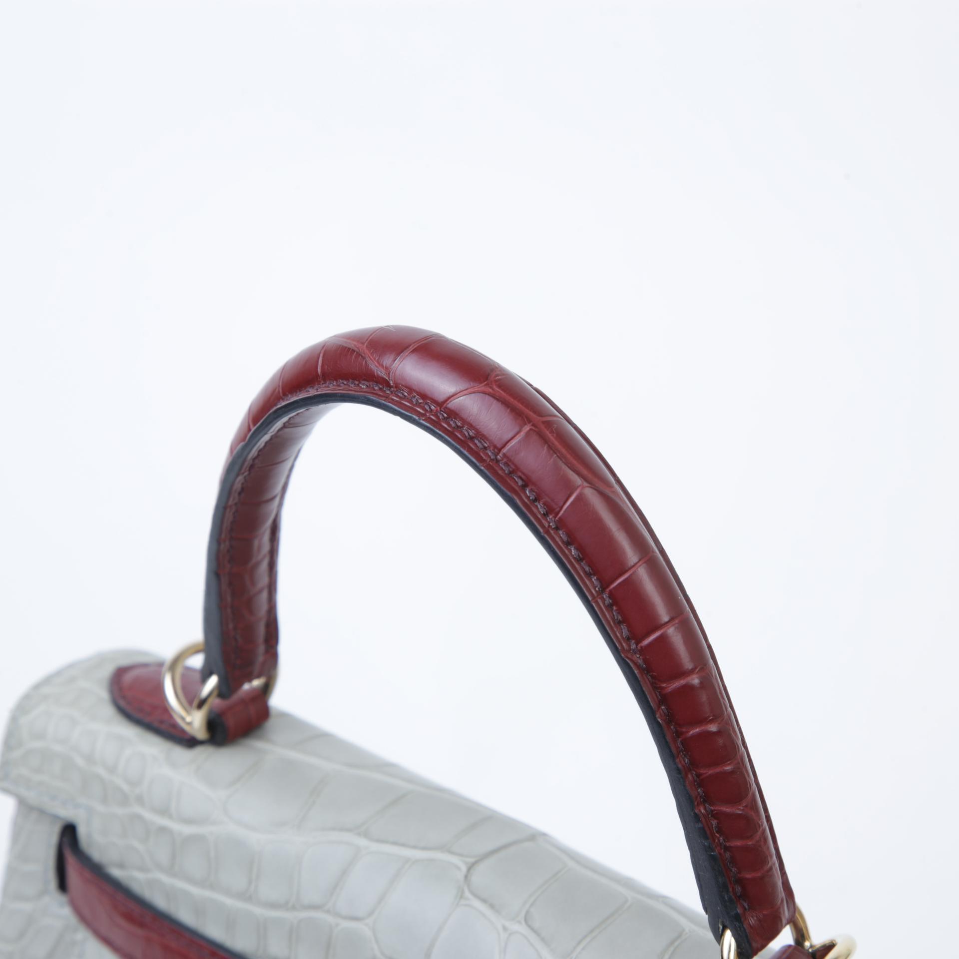 Excellent ( Rank SA ) HERMÈS Kelly 25 Gris Perle (80) Rouge H (55) Matte Alligator Permabrass hardware D (2019) - 3