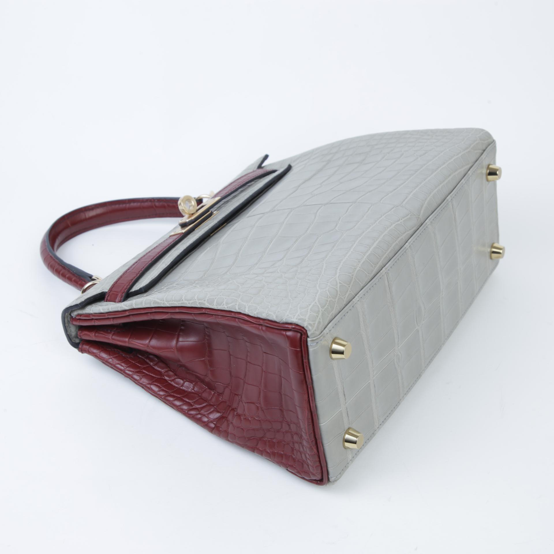 Excellent ( Rank SA ) HERMÈS Kelly 25 Gris Perle (80) Rouge H (55) Matte Alligator Permabrass hardware D (2019) - 4