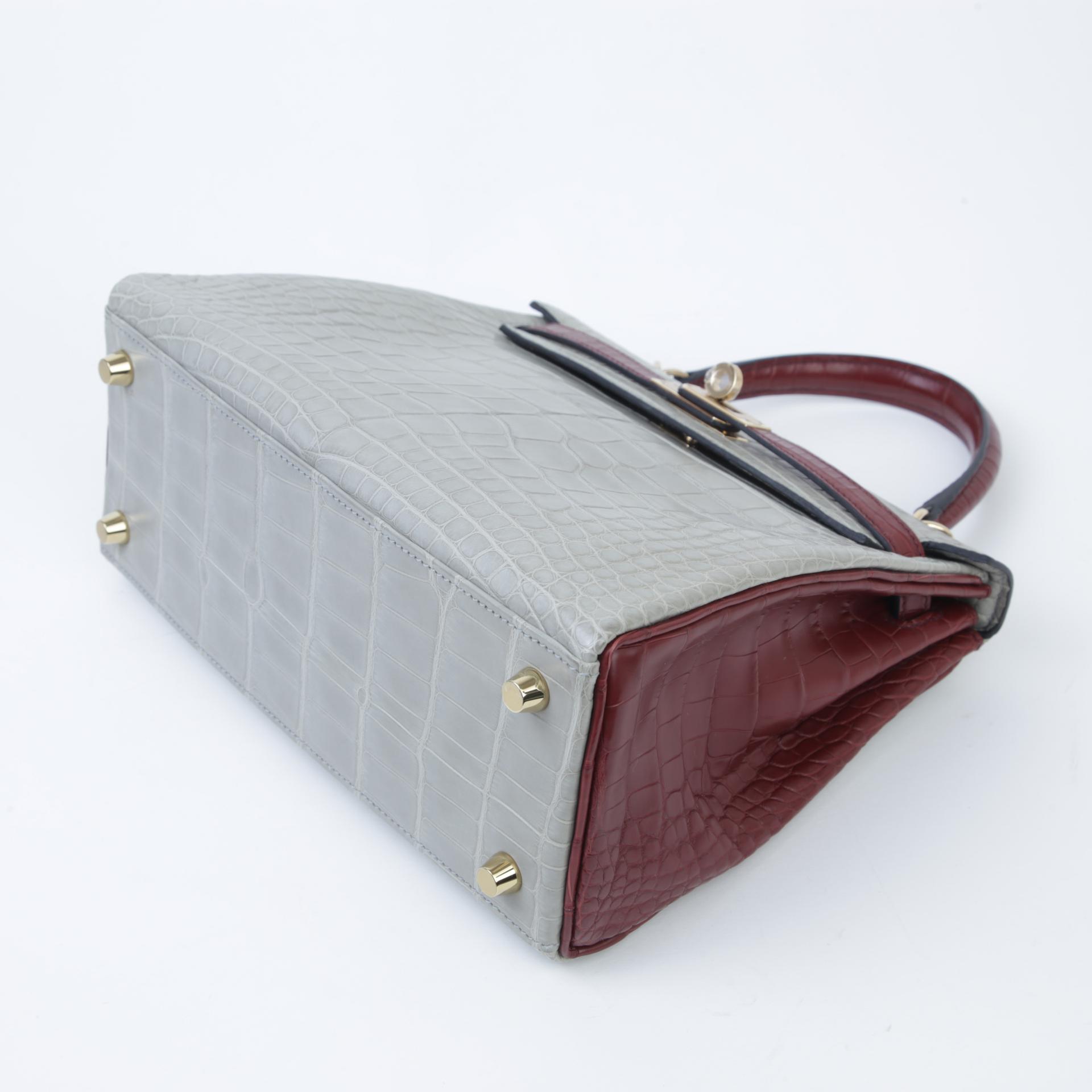 Excellent ( Rank SA ) HERMÈS Kelly 25 Gris Perle (80) Rouge H (55) Matte Alligator Permabrass hardware D (2019) - 5