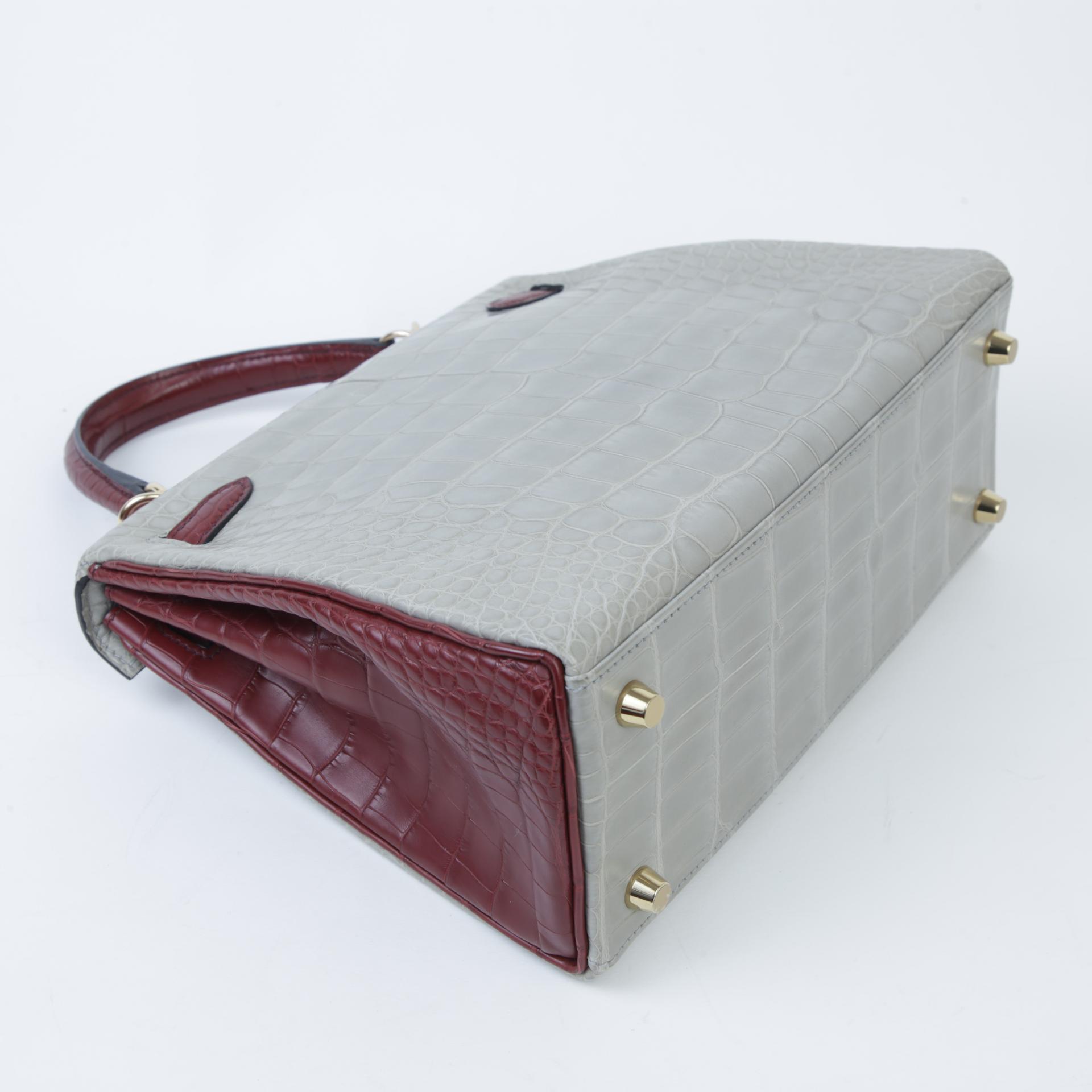 Excellent ( Rank SA ) HERMÈS Kelly 25 Gris Perle (80) Rouge H (55) Matte Alligator Permabrass hardware D (2019) - 6