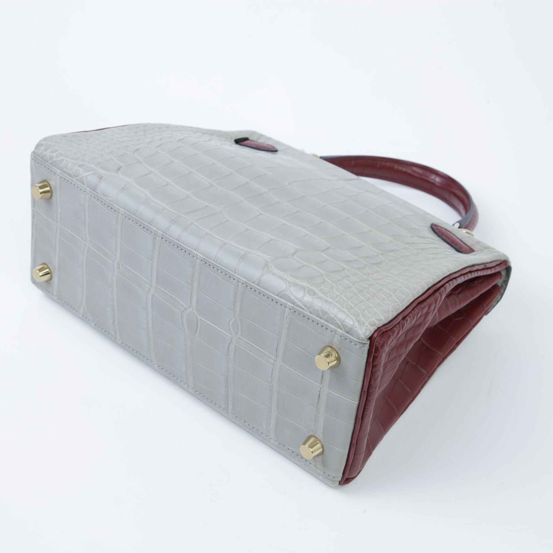 Excellent ( Rank SA ) HERMÈS Kelly 25 Gris Perle (80) Rouge H (55) Matte Alligator Permabrass hardware D (2019) - 7