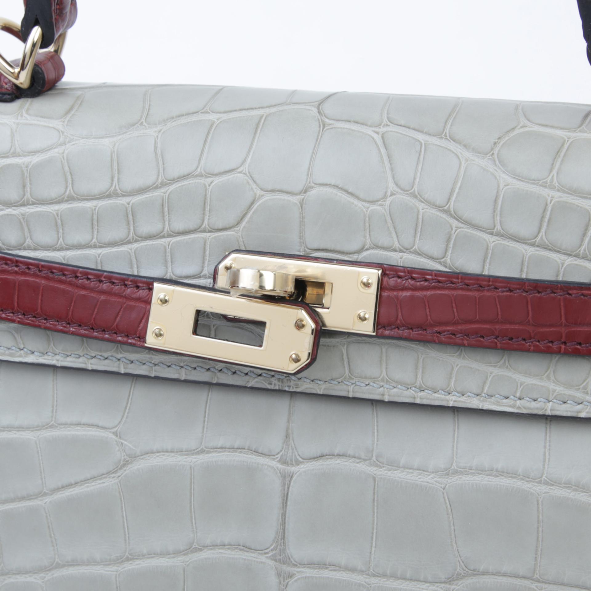 Excellent ( Rank SA ) HERMÈS Kelly 25 Gris Perle (80) Rouge H (55) Matte Alligator Permabrass hardware D (2019) - 8