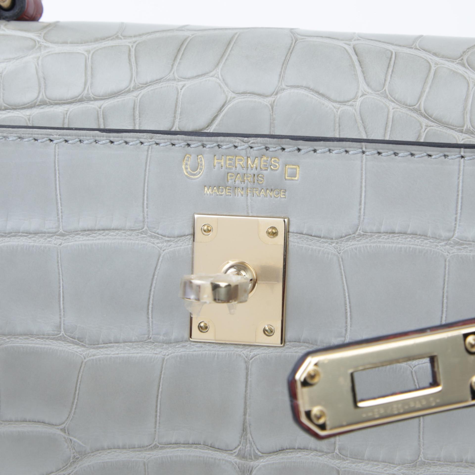 Excellent ( Rank SA ) HERMÈS Kelly 25 Gris Perle (80) Rouge H (55) Matte Alligator Permabrass hardware D (2019) - 9