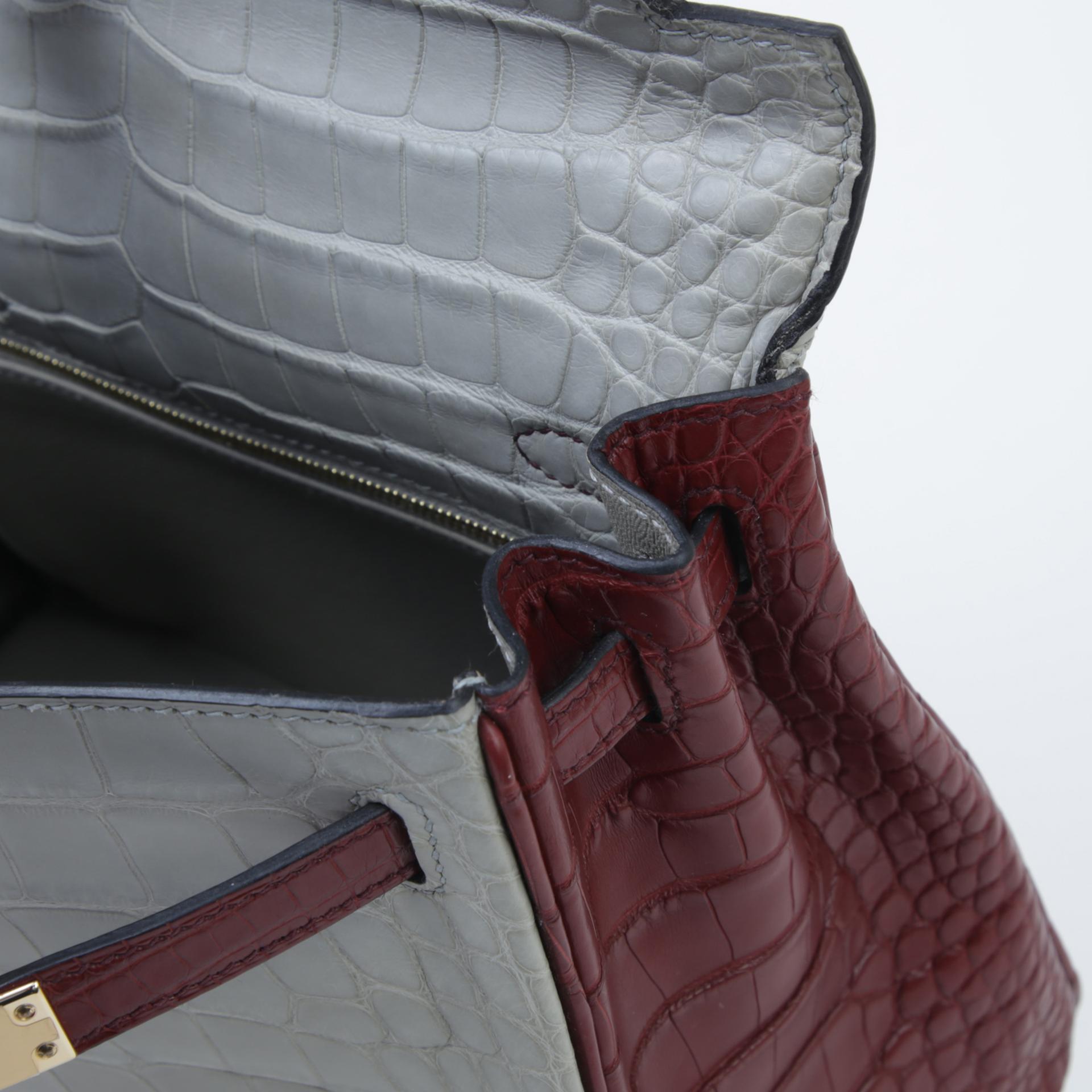 Excellent ( Rank SA ) HERMÈS Kelly 25 Gris Perle (80) Rouge H (55) Matte Alligator Permabrass hardware D (2019) - 11