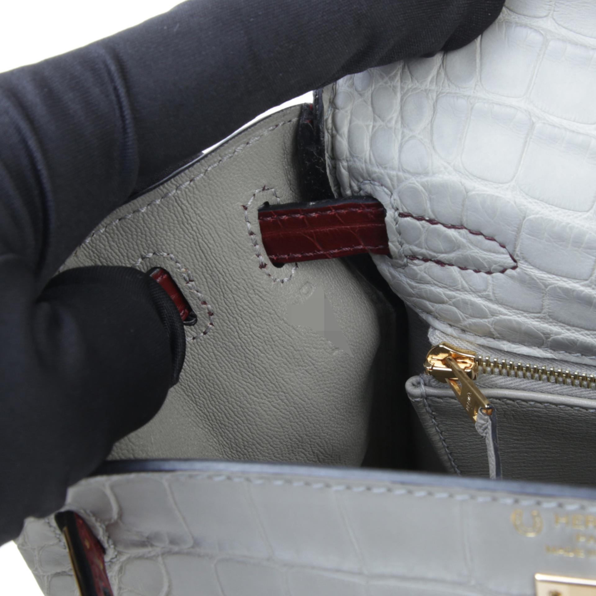 Excellent ( Rank SA ) HERMÈS Kelly 25 Gris Perle (80) Rouge H (55) Matte Alligator Permabrass hardware D (2019) - 13