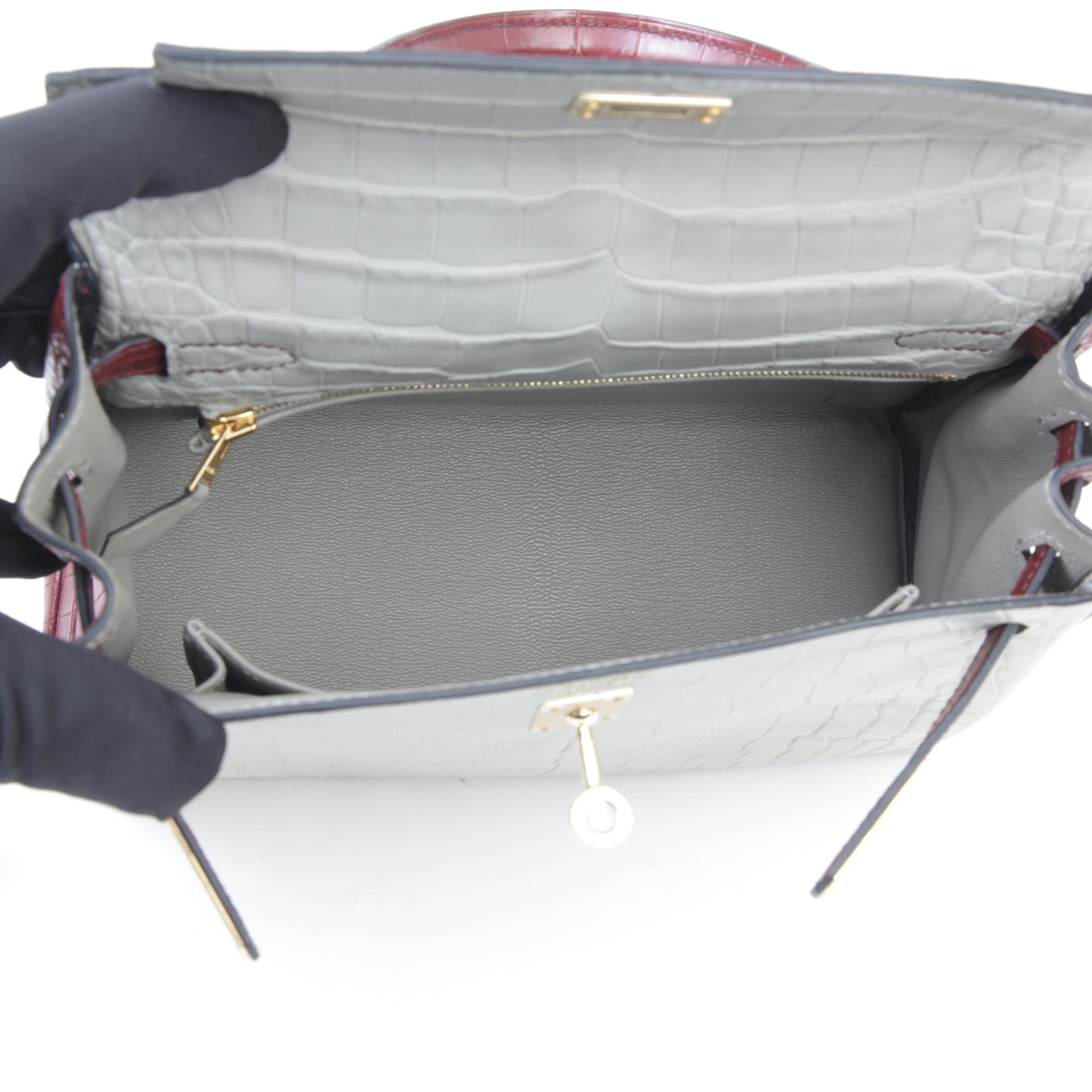 Excellent ( Rank SA ) HERMÈS Kelly 25 Gris Perle (80) Rouge H (55) Matte Alligator Permabrass hardware D (2019) - 10
