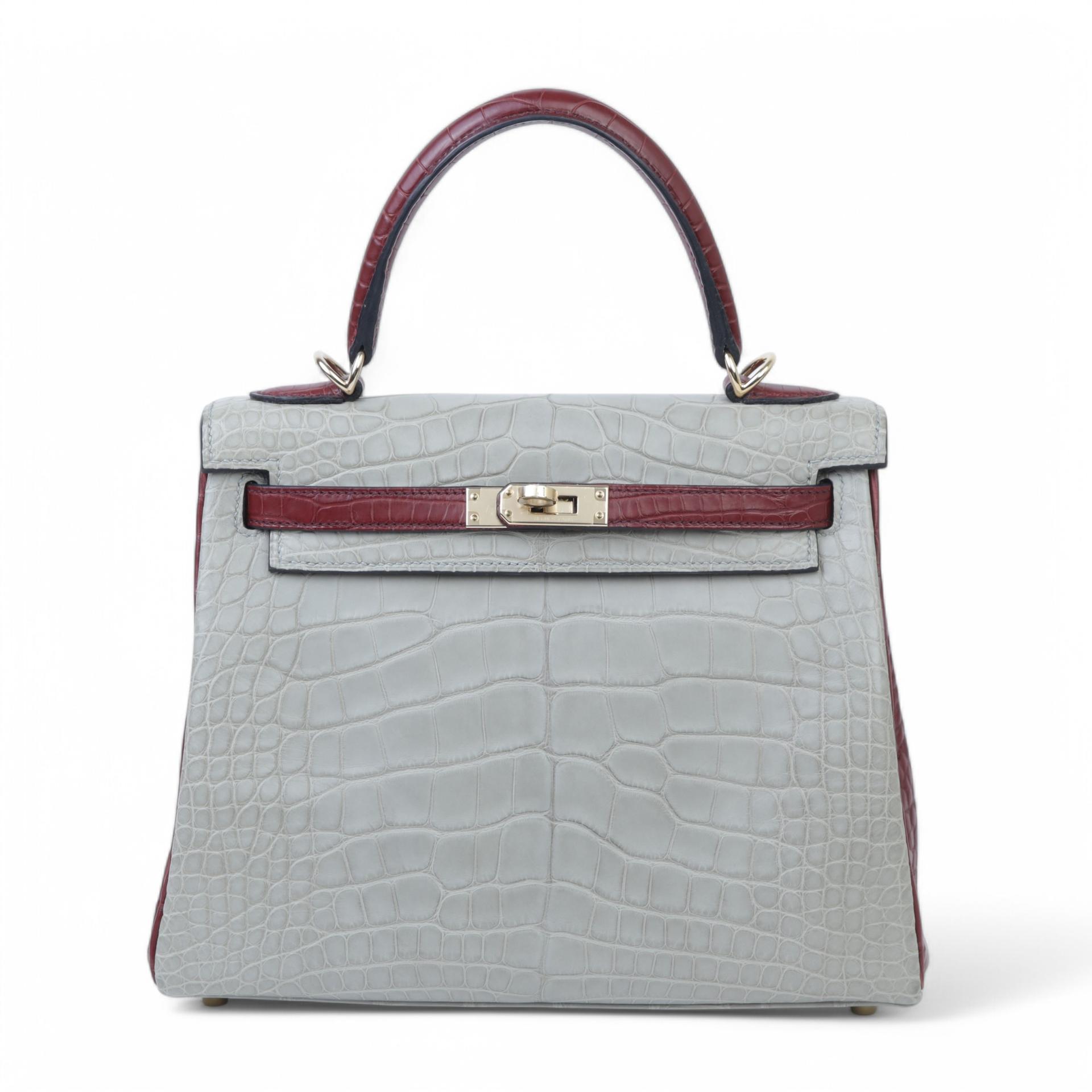 Excellent ( Rank SA ) HERMÈS Kelly 25 Gris Perle (80) Rouge H (55) Matte Alligator Permabrass hardware D (2019) - 1