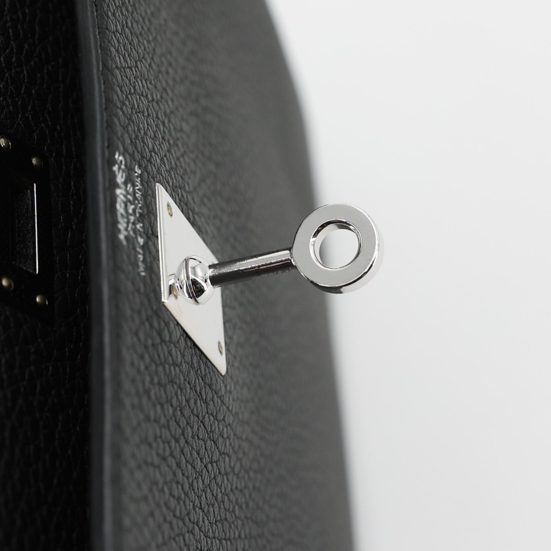 Very Good ( Rank A) HERMÈS Kelly 25 Black (89) Togo Palladium hardware C (2018) - 10