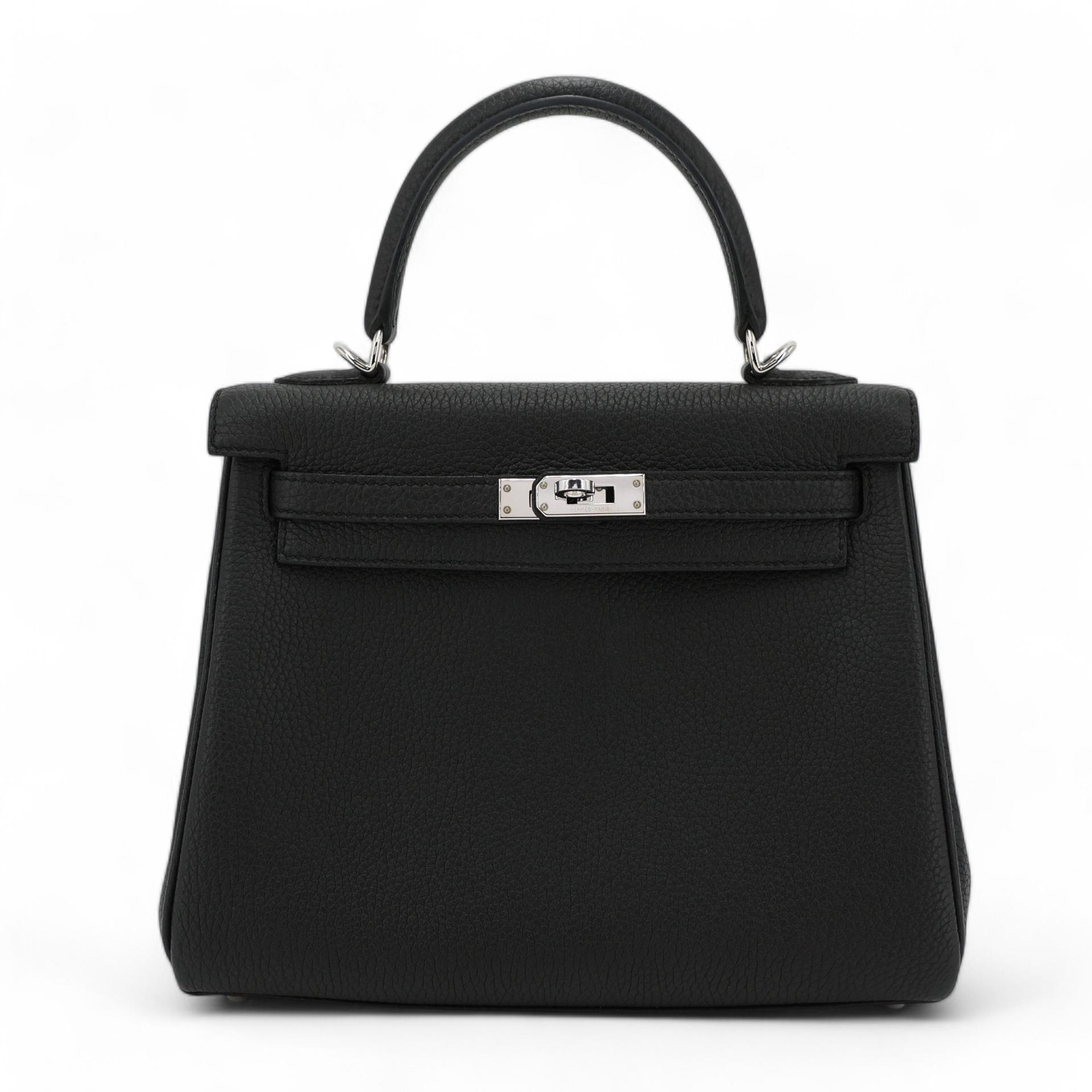 Very Good ( Rank A) HERMÈS Kelly 25 Black (89) Togo Palladium hardware C (2018) - 1