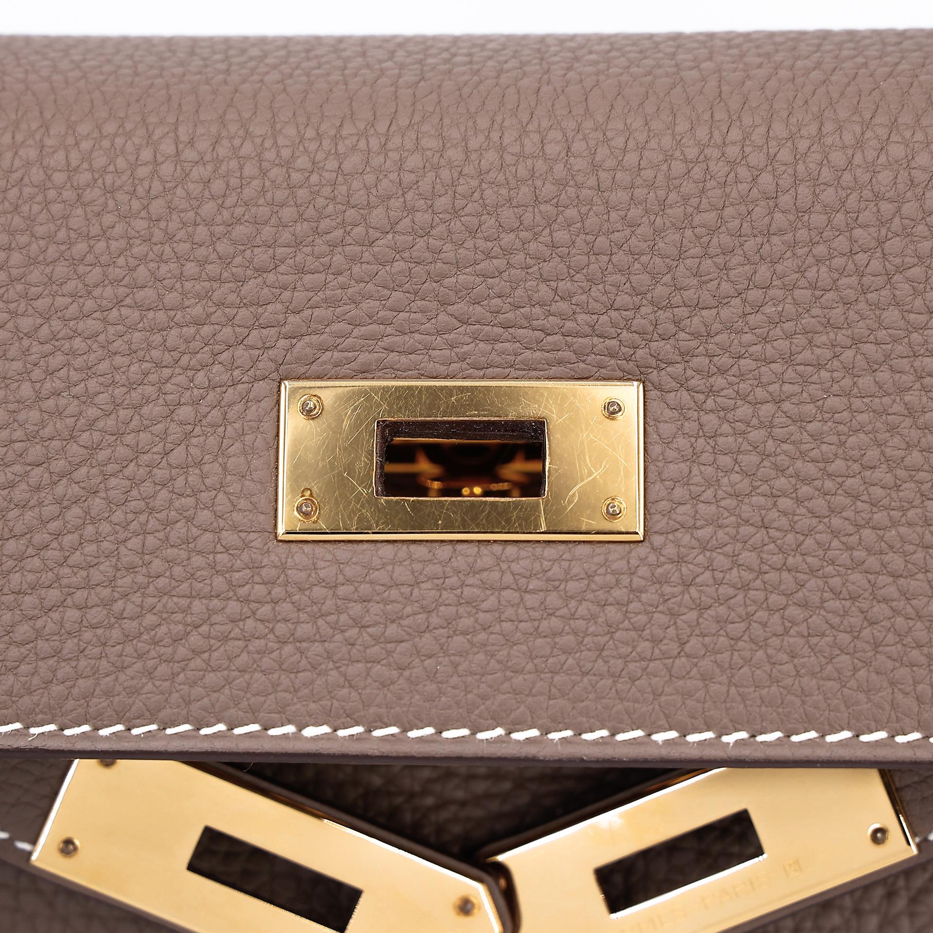 Very Good ( Rank A) HERMÈS Kelly 28 Etoupe (18) Togo Gold hardware Y (2020) - 17