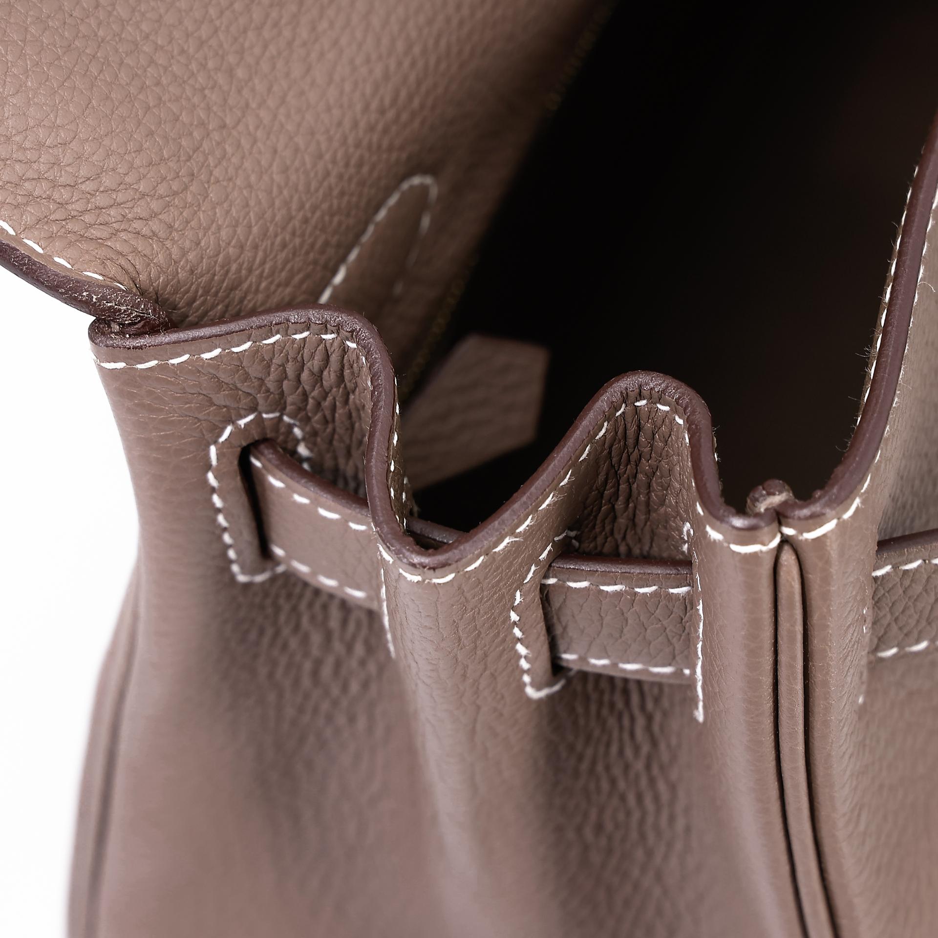 Very Good ( Rank A) HERMÈS Kelly 28 Etoupe (18) Togo Gold hardware Y (2020) - 24