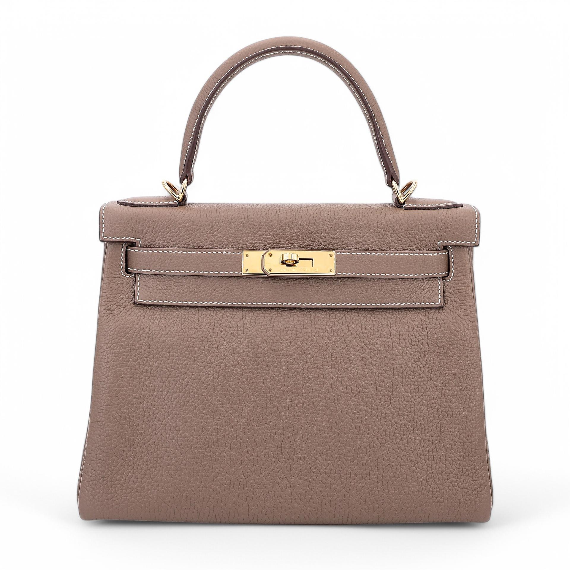 Very Good ( Rank A) HERMÈS Kelly 28 Etoupe (18) Togo Gold hardware Y (2020) - 1