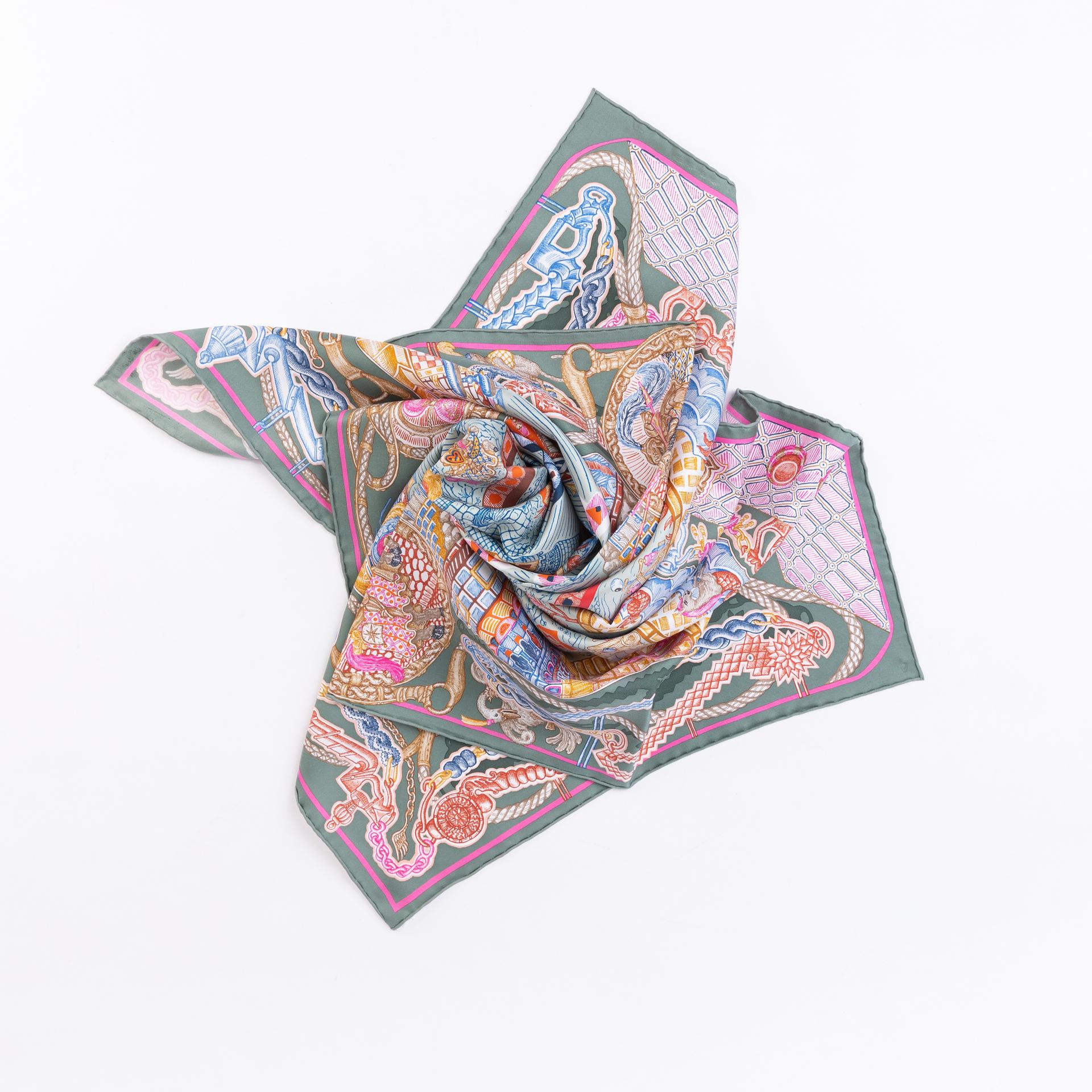 Good ( Rank AB) HERMÈS Carre 90 scarf Super Silk Quest Multi-color Silk - 2