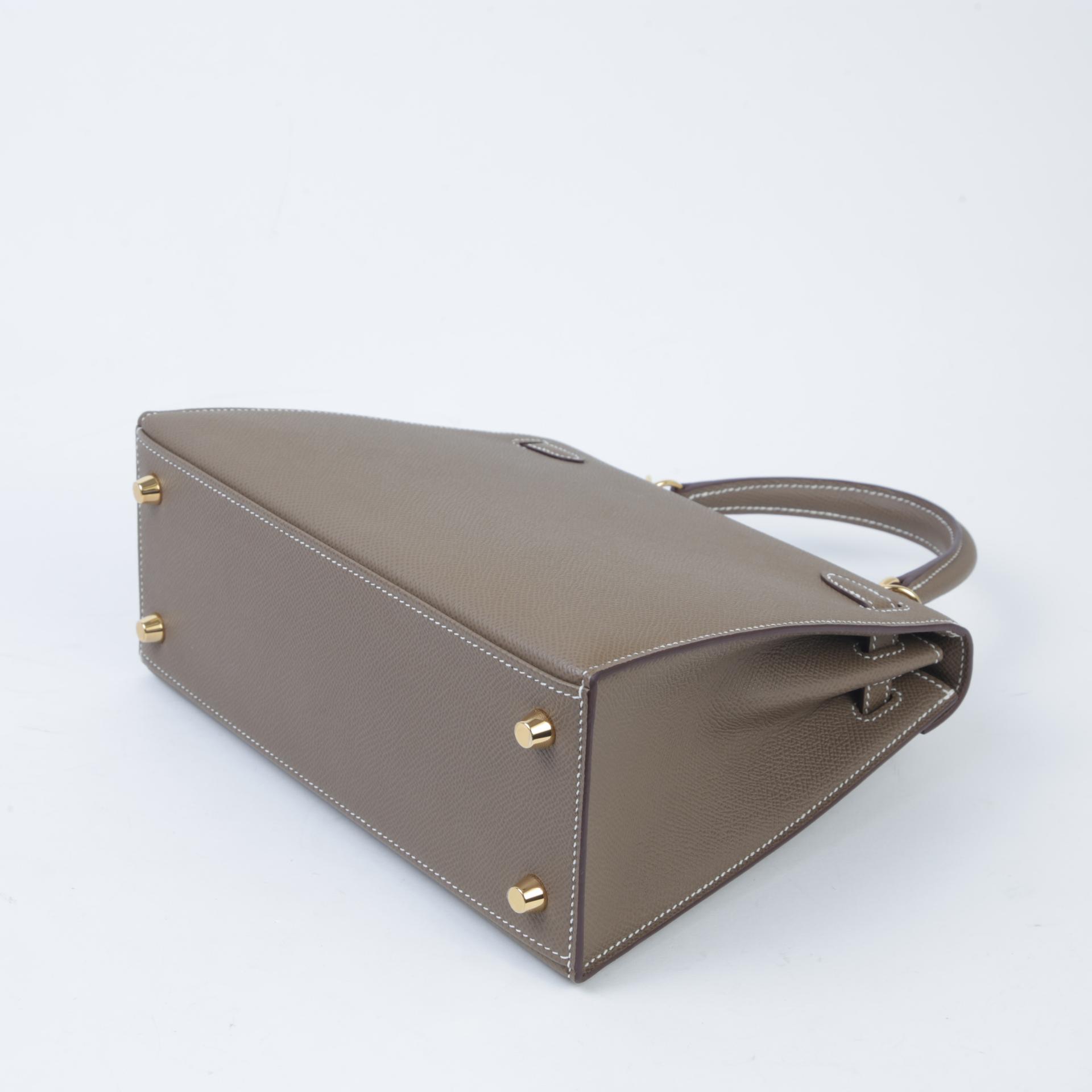 Excellent ( Rank SA ) HERMÈS Kelly 25 Sellier Etoupe (18) Epsom Gold hardware B (2023) - 7