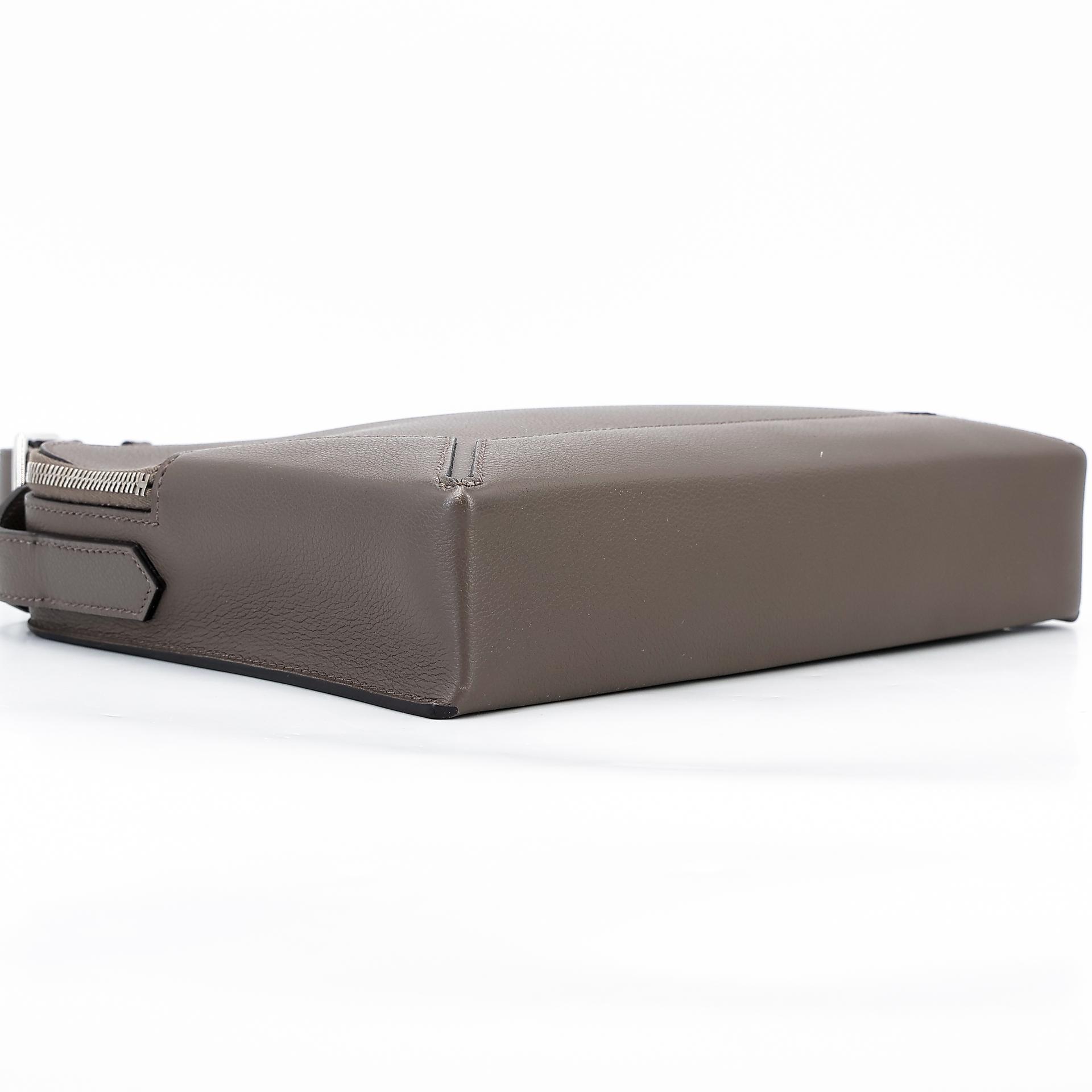 Very Good ( Rank A) HERMÈS Flash Messenger 28 Etain (8F) Evercolor Palladium hardware Z (2021) - 9