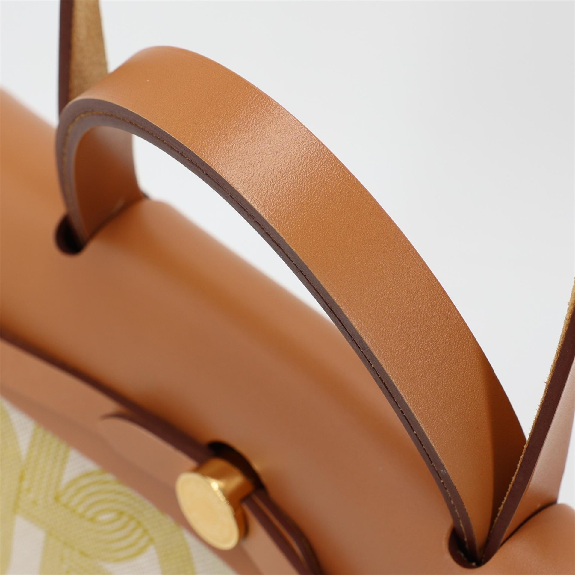 Excellent ( Rank SA ) HERMÈS Limited Edition Herbag Zip 31 PM  Fauve (34) Beige Canvas Gold hardware B (2023) - 4