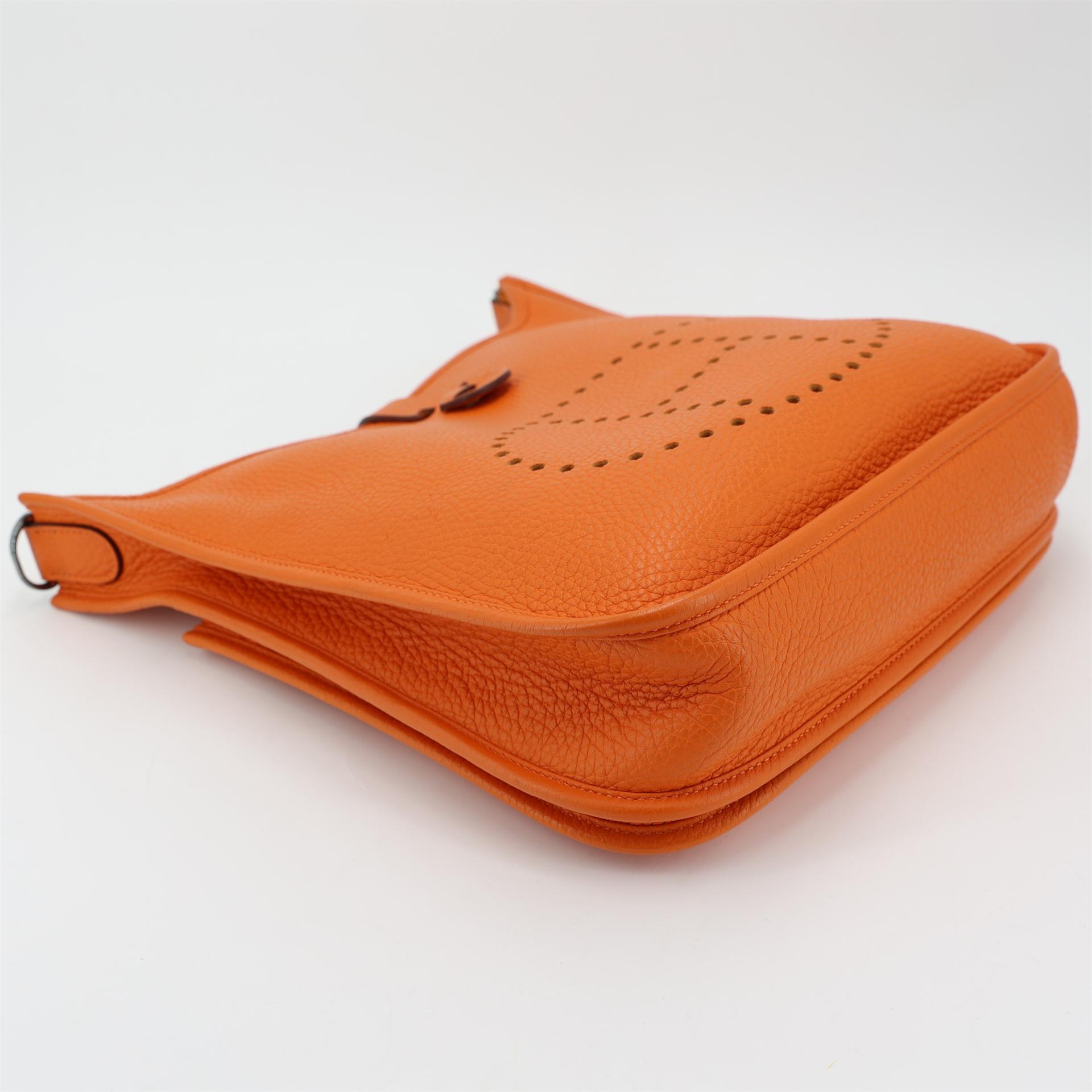 Good ( Rank AB) HERMÈS Evelyne 29 Orange Clemence Palladium hardware Square N (2010) - 3
