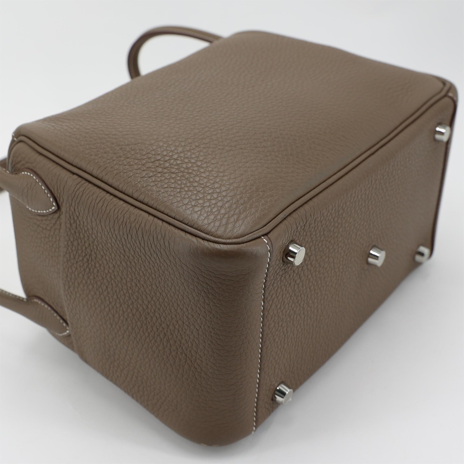 Excellent ( Rank SA ) HERMÈS Lindy 26 Etoupe (18) Clemence Palladium hardware U (2022) - 6