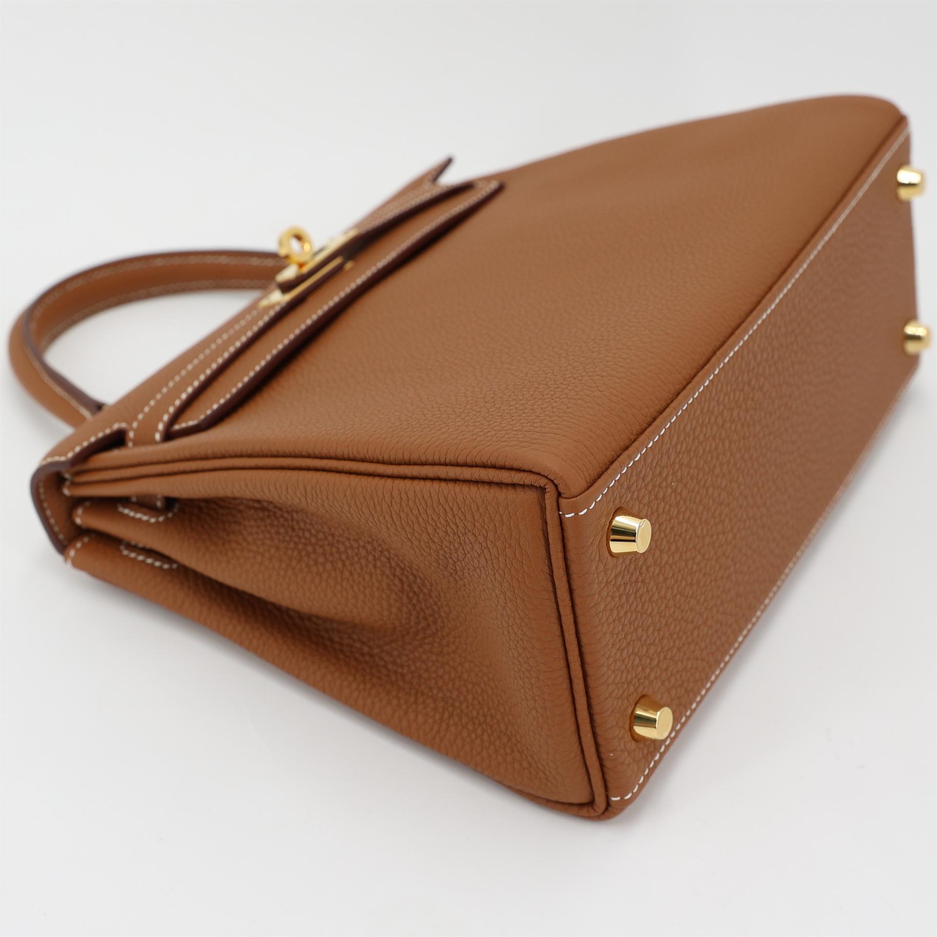Very Good ( Rank A) HERMÈS Kelly 25 Gold (37) Togo Gold hardware B (2023) - 4