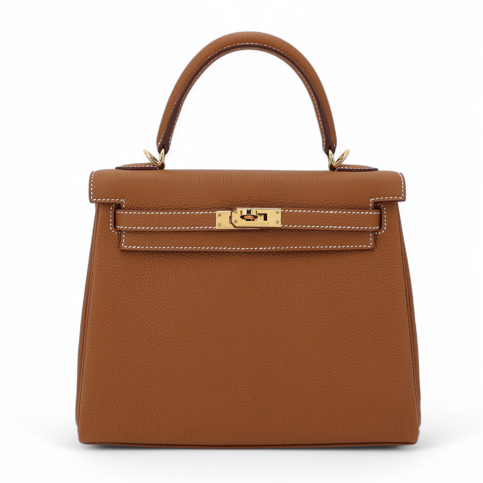 Very Good ( Rank A) HERMÈS Kelly 25 Gold (37) Togo Gold hardware B (2023) - 1